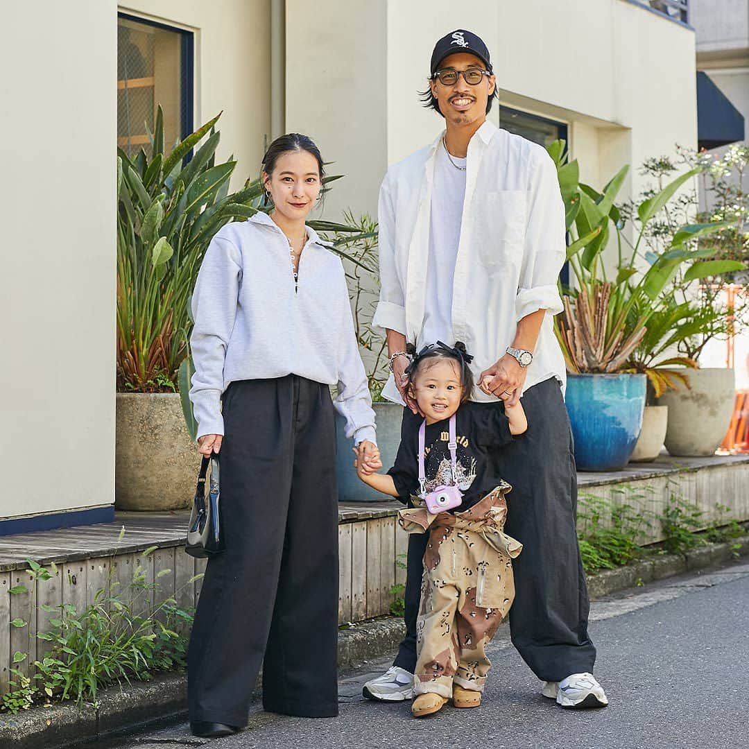 ハグマグ編集部のインスタグラム：「かれんさん＆大樹さん、ゆわちゃん・ 2歳  家族でカジュアルなモノトーンコーデにトライ❤︎  ［mama］ Tops：CITYSHOP Bottoms：Dickies×CITY SHOP HairAccessory：H&M Earring：CAREERING Necklace：BONEE Bag：BY FAR Shoes：THE ROW  ［papa］ Tops＆inner：DAIWA PIER39 Bottoms：TEATORA Sunglasses：MOSCOT Bangle：Tiffany & Co Shoes：New Balance  ［kids］ Tops：WiLDKIND Bottoms：vintage HairAccessory：H&M Shoes：ZARA ___________________________________  詳しくはウェブサイトの記事で紹介中。プロフィールのリンクからチェックしてね🌼 @hugmug_insta ___________________________________ #hugmug#ハグマグ#親子スナップ#ママファッション#ストリートコーデ#ガーリーカジュアル#秋コーデ#秋ファッション#秋服#リンクコーデ#親子リンク#キッズファッション#キッズスタイル#ママコーデ#ママコーデファッション#カジュアルコーデ#秋色カラー#おしゃれキッズ#ベビー服#男の子コーデ#女の子コーデ#家族コーデ#ファッションスナップ#親子ファッション#家族コーデ#家族写真#家族スナップ#親子リンクコーデ#親子ペアルック#親子装#ハグマグファミリー」
