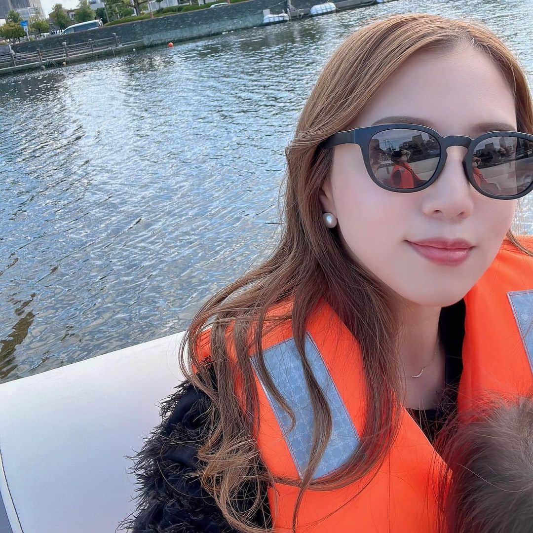 丸高愛実のインスタグラム：「ひょうたん島クルーズに乗ってきたよ🚤💓 とっっても気持ちよかった〜😍 二女は爆睡👧 長女は気に入ってもう一回乗りたいーとずっと言ってた🤣また行こうね🤍  20分ちょっと乗れて 大人400円子供200円😳👏 乗った事ない人みんな乗って😝  #徳島 #ひょうたん島クルーズ #眉山 #徳島県庁」