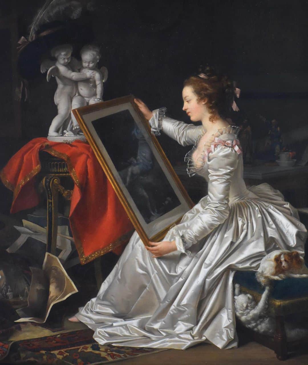 のインスタグラム：「#LouvreAnecdotes 🇫🇷 Savez-vous qu’un tableau de Marguerite Gérard (1761-1837), acquis en vente publique en 2019, est exposé au 2e étage de l’aile Sully (salle 929) ?  - ✍️ Marguerite Gérard est l’une des femmes artistes les plus importantes de la fin du 18e siècle, reconnue pour ses scènes de genre et ses petits portraits, aux côtés d’Adélaïde Labille-Guiard, Anne Vallayer-Coster et Elisabeth Vigée Le Brun. - 🔎 Ce tableau est l’une des premières peintures présentées sous le seul nom de Marguerite Gérard, même s’il n’est pas impossible que Fragonard, auprès de qui elle fut élève, ait peint quelques détails comme le chat et le chien en bas à droite. L’œuvre offre d’ailleurs un hommage au peintre : la figure principale étudie une gravure d’après une composition de Fragonard, « La Fontaine d’amour » (@gettymuseum). - 👀 L’Élève intéressante offre une composition raffinée. La délicatesse du traitement des tissus, le rendu des matières, le poli des métaux et le subtil clair-obscur sont exceptionnels. ∴ 🌎 Did you know that a painting by Marguerite Gérard (1761-1837), acquired at public auction in 2019, is on display on the 2nd floor of the Sully wing (Room 929)? - ✍️ Marguerite Gérard was one of the most important female artists of the late 18th century, renowned for her genre scenes and small portraits, alongside Adélaïde Labille-Guiard, Anne Vallayer-Coster and Elisabeth Vigée Le Brun. - 🔎 This is one of the first paintings presented under the sole name of Marguerite Gérard, although it's not impossible that Fragonard, with whom she was a pupil, painted some of the details, such as the cat and dog in the lower right. The work also offers a tribute to the painter: the main figure studies an engraving based on a composition by Fragonard, "La Fontaine d'amour" (@gettymuseum). - 👀 “L’élève intéressante” offers a refined composition. The delicate treatment of the fabrics, the rendering of the materials, the polish of the metals and the subtle chiaroscuro are exceptional. - 📷 © Musée du Louvre / Nicolas Bousser  . . . #Louvre #MuséeDuLouvre」