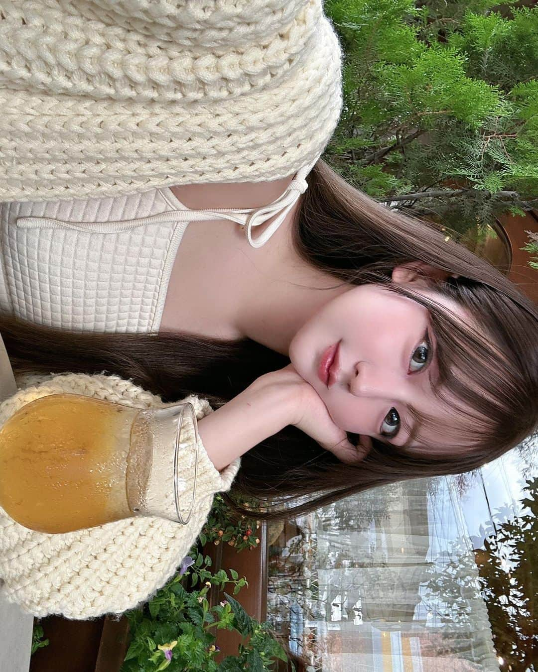 ひなこのインスタグラム：「少し秋を感じれて嬉しいこの頃🍂🤎メイクもいつもより、秋っぽく(?)してみたよ🫶🏼  この日のカラコンはアンジョルノのBiidama Greigeでいつもよりナチュラルな感じに🫧 サイトに、パーソナルカラー別に似合うのが書かれてた🪄  そして、AWで今年1番にgetしたandgeebeeのフーディーカーデ、シルエットも質感もタイプだった💞  #アンジョルノ　#カラコン　#カラコンレポ　#カラコン着画　#カラコンレビュー」