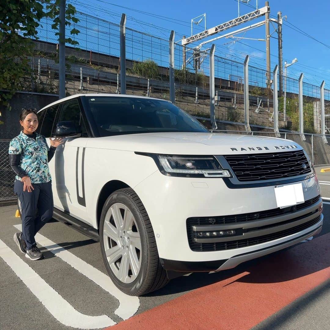 青木瀬令奈のインスタグラム：「. 🚙( @landroverjpn ) #landrover  #rangerover  . 先日お借りした 新型レンジローバー🫶 . この滑らかな乗り心地は 私史上最高の車です🥹🫶 . 大きな車体なのに 後輪が逆に動くことにより びっくりするほど小回りがきく！😳 . 乗り手によっては ランドローバースポーツかのような サウンドと地面への吸い付きもたまらない🥹 高級感溢れる新型レンジローバーは いつものドライブをより特別なものに してくれます🥹🫶 . . 乗れば乗るほど 見た目も走りも タイプすぎる🥹 個人的に一番好きな車です💙 . #新型レンジローバー  . ありがとうございました！🙇 #ジャガーランドローバー浜松」