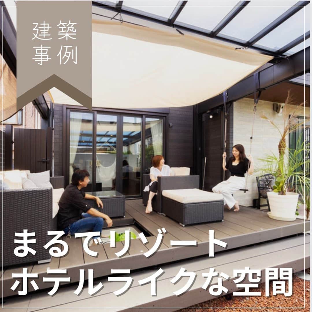 完全フル装備の家　富士住建のインスタグラム：「【まるでリゾート🌴ホテルライクな空間〜建築実例〜】  《リビング》 ・アイアンのスケルトン階段が抜け感とスタイリッシュさをプラス🌱  《ハンモック》 ・大きな窓から差し込む日差しを受けながらゆらゆらとくつろげます𖠚ᐝ  《キッチン》 ・シックなワインレッドカラーを選び、カウンターからデッキまで一望できるキッチン🍳  《バルコニー》 ・バルコニーは壁高を2mまで上げてよりプライベート感を演出😌  《デッキ》 ・リビングから直接出られるデッキ。 夏場は足を入れて涼むのにもピッタリなバスタブも🏖  《外観》 ・白と黒の外観でスタイリッシュな印象に🐼  開放的でオシャレな空間はいかがですか😌  #富士住建 #完全フル装備の家 #フル装備の家 #わくわくする家づくり #新築注文住宅 #新築マイホーム #富士住建の生活 #マイホーム計画中の人と繋がりたい #fujijuken #家づくりアイディア #こだわりの家 #おうちづくり #富士住建仲間と繋がりたい #心地よい暮らし #施工事例 #リビングインテリア #理想の家 #マイホーム #住まいづくり #マイホーム計画 #自由設計  #建築実例  #階段 #ホテルライク #リゾート #バルコニー#ウッドデッキ #スタイリッシュ #ハンモック  #スケルトン階段」