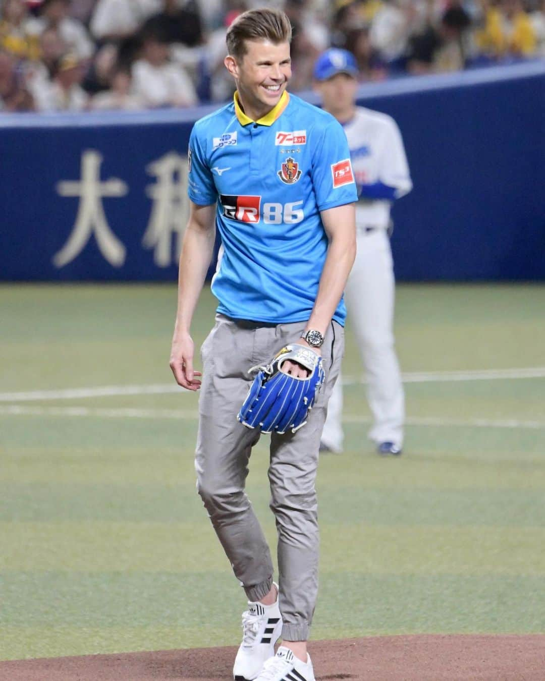 ミチェル・ランゲラクさんのインスタグラム写真 - (ミチェル・ランゲラクInstagram)「Batter Up!!!!! Thank-you so much @chunichidragonsofficial for the unbelievable experience to do the opening pitch last night! It certainly is much harder than it looks ⚾️Thanks for displaying my fastball pitch speed of 85klm/h on the big screen for everyone to see also 🙄😂」9月25日 18時43分 - mitchlangerak