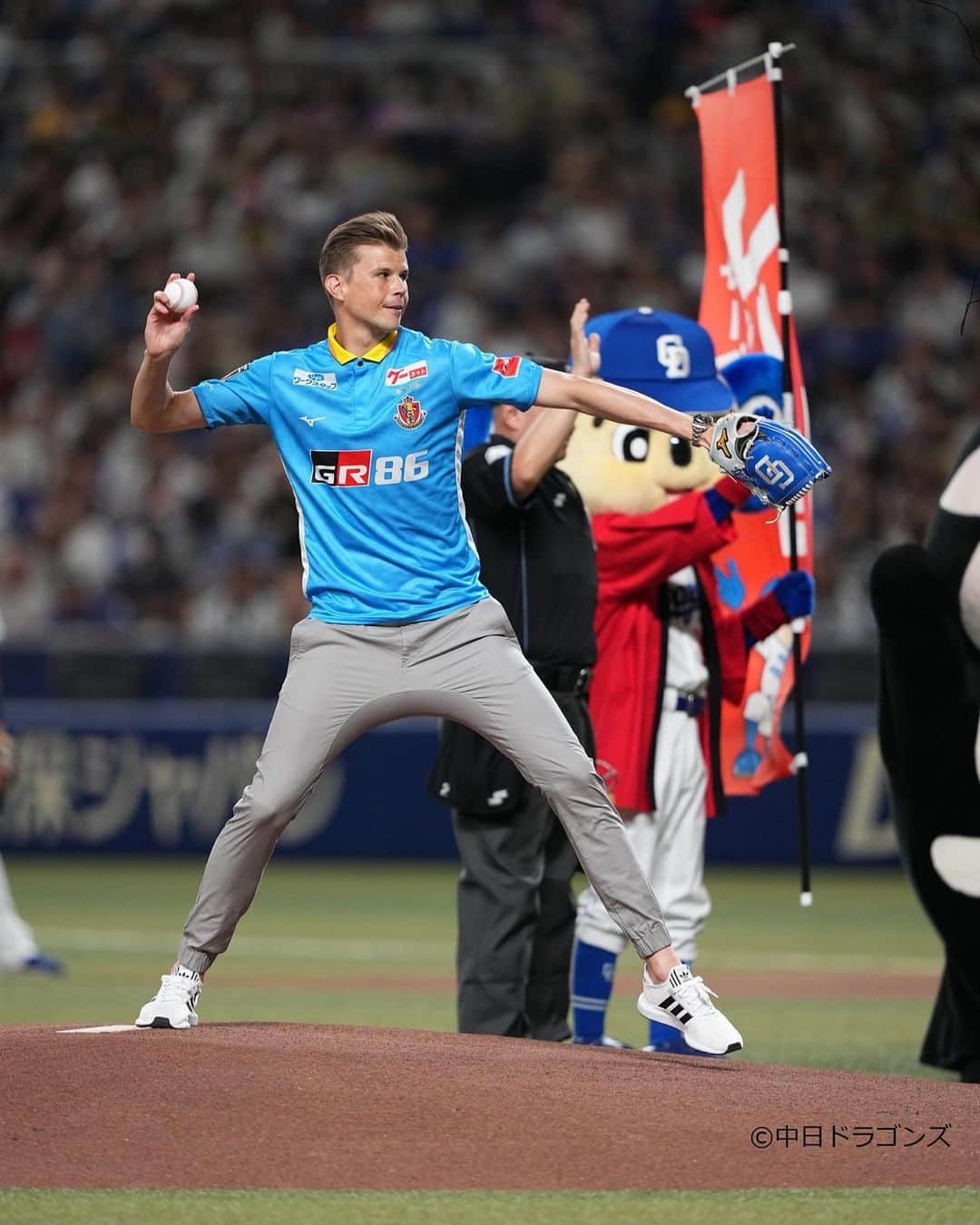 ミチェル・ランゲラクさんのインスタグラム写真 - (ミチェル・ランゲラクInstagram)「Batter Up!!!!! Thank-you so much @chunichidragonsofficial for the unbelievable experience to do the opening pitch last night! It certainly is much harder than it looks ⚾️Thanks for displaying my fastball pitch speed of 85klm/h on the big screen for everyone to see also 🙄😂」9月25日 18時43分 - mitchlangerak