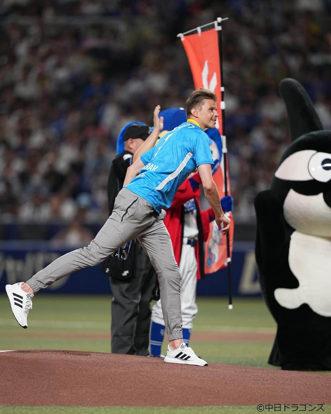 ミチェル・ランゲラクさんのインスタグラム写真 - (ミチェル・ランゲラクInstagram)「Batter Up!!!!! Thank-you so much @chunichidragonsofficial for the unbelievable experience to do the opening pitch last night! It certainly is much harder than it looks ⚾️Thanks for displaying my fastball pitch speed of 85klm/h on the big screen for everyone to see also 🙄😂」9月25日 18時43分 - mitchlangerak