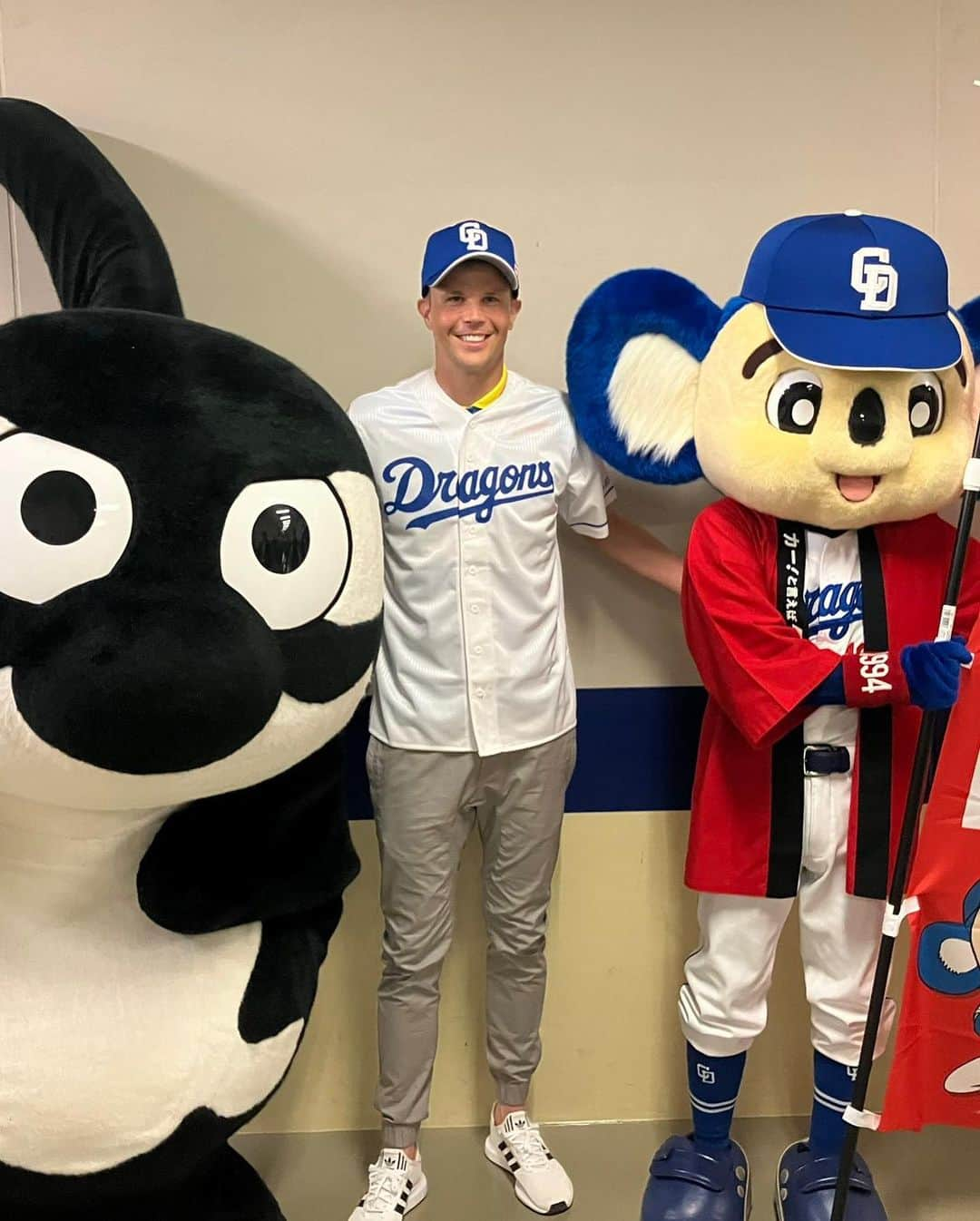 ミチェル・ランゲラクさんのインスタグラム写真 - (ミチェル・ランゲラクInstagram)「Batter Up!!!!! Thank-you so much @chunichidragonsofficial for the unbelievable experience to do the opening pitch last night! It certainly is much harder than it looks ⚾️Thanks for displaying my fastball pitch speed of 85klm/h on the big screen for everyone to see also 🙄😂」9月25日 18時43分 - mitchlangerak