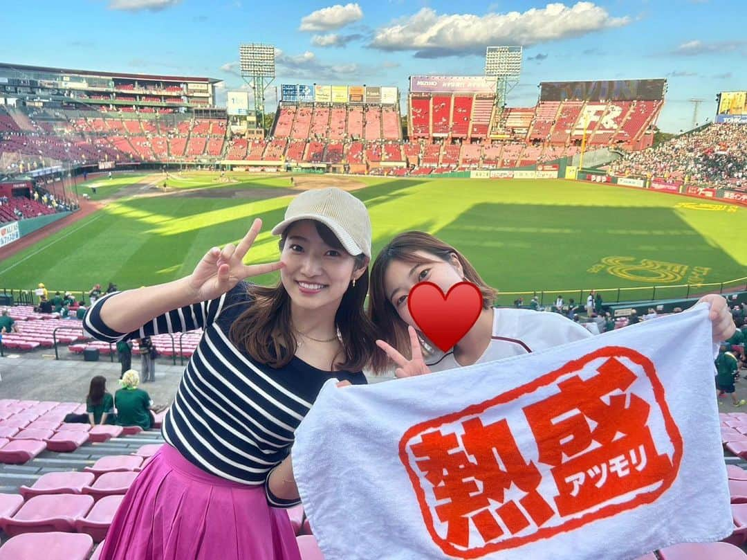 安藤萌々のインスタグラム：「スポーツ時代の先輩達と仙台へ🌙 宮城出身、楽天チアOGの先輩によるツアー、最高でした☺️  これでプロ野球本拠地は12球場目(エスコン、札幌Dどちらも含む) 残すは広島のみです！  7回には日ハム、奈良間選手が鋭い打球をジャンピングキャッチ。球場が沸いたので、スポ神シーン候補としてサンステチームに連絡を入れました🤭🤫笑   今夜もCS進出争い熱いですね🔥 今週もよろしくお願いします！  ※贔屓球団はありません  #熱盛 タオル テレ朝ショップで買えたはず！ みんなすぐ #原稿 考える #野球 #プロ野球 #野球観戦  #旅行 #国内旅行 #仙台 #牛タン #ずんだもち #はらこ飯」