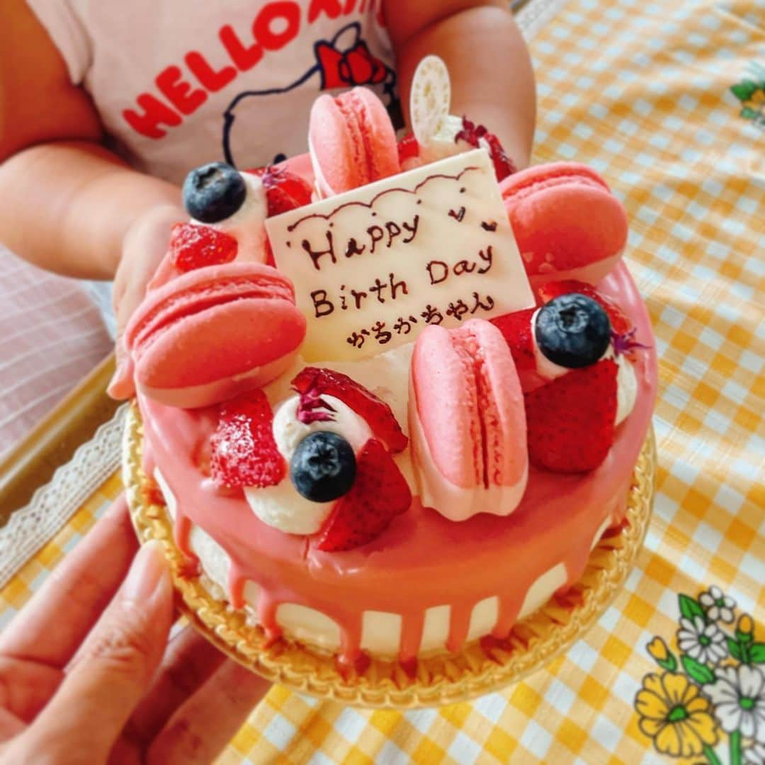 うえむらちかさんのインスタグラム写真 - (うえむらちかInstagram)「ℍ𝔹𝔻 ⁡ 誕生日ケーキ🎂と 誕生日プレゼントのお写真🎁 ⁡ 毎年私のことを想って贈ってくださったプレゼントを見るだけで泣けてきます😭 ⁡ 私物持ちの良さだけは誰にも負けない自信があるので‼️（小学生の頃から使ってるものとかよくある） ⁡ 一生大事にしたいと思います😍 ⁡ ⁡ #誕生日プレゼント #プレゼント #本当にありがとう #感謝 #誕生日ケーキ #誕生日 #HBD」9月25日 18時44分 - uemurachika