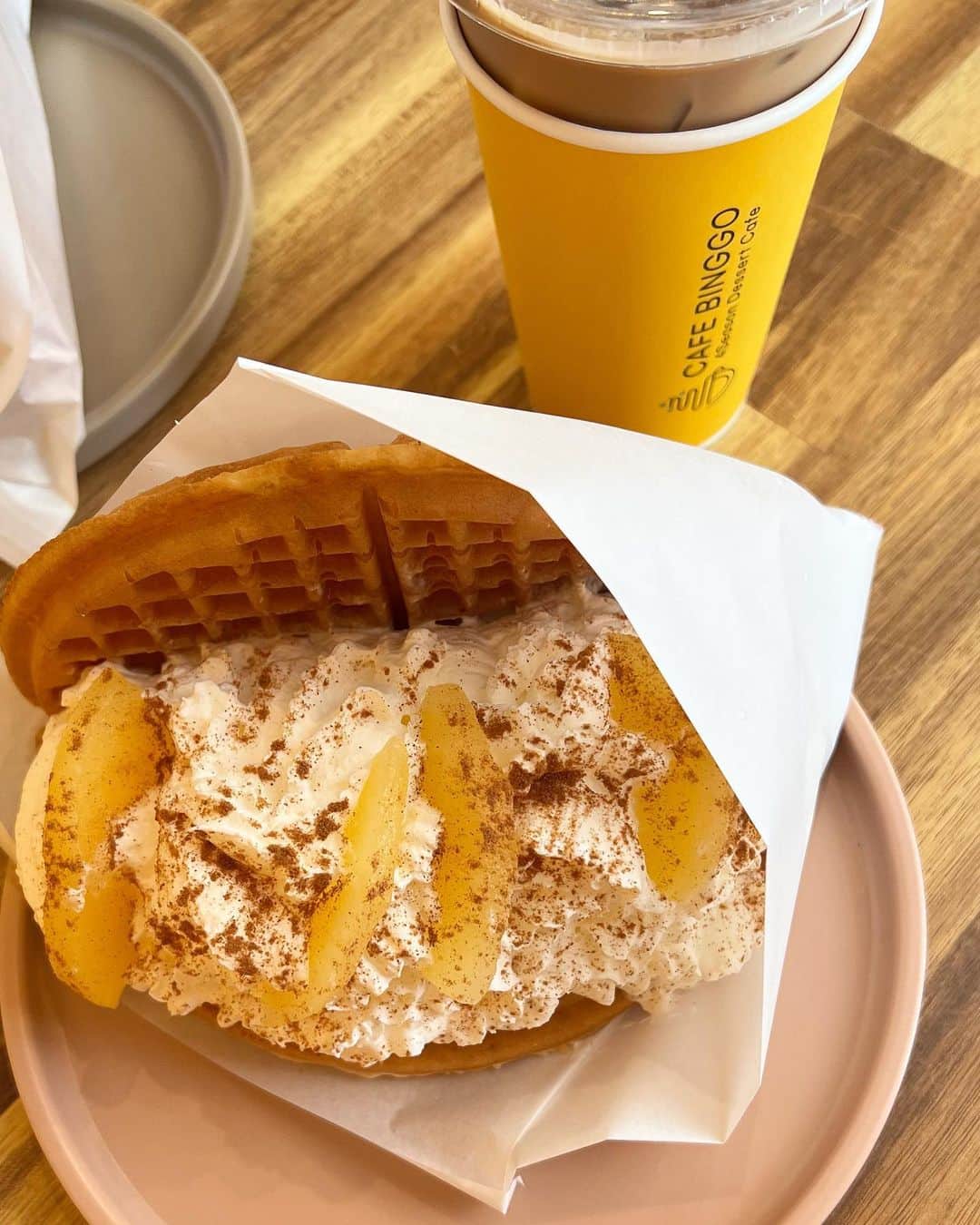 菜々香のインスタグラム：「大量の生クリームを平らげてしまった。 最近わたしは新大久保のスイーツにみるみるハマっている。。  ワッフル！！  出てきた瞬間、おっっっきい！！ってびっくりしたんやけど さっくさくで生クリーム軽くて食べれちゃってびっくりした！🥺🩷  色んな味があったけど わたしはシナモンとアップルのワッフルにした🧇🍎  食べたからまた頑張って動こー。  #グルメ好き #カフェ #カフェビンゴ新大久保 #cafebinggo #新大久保カフェ #新大久保グルメ #新大久保 #スイーツ」
