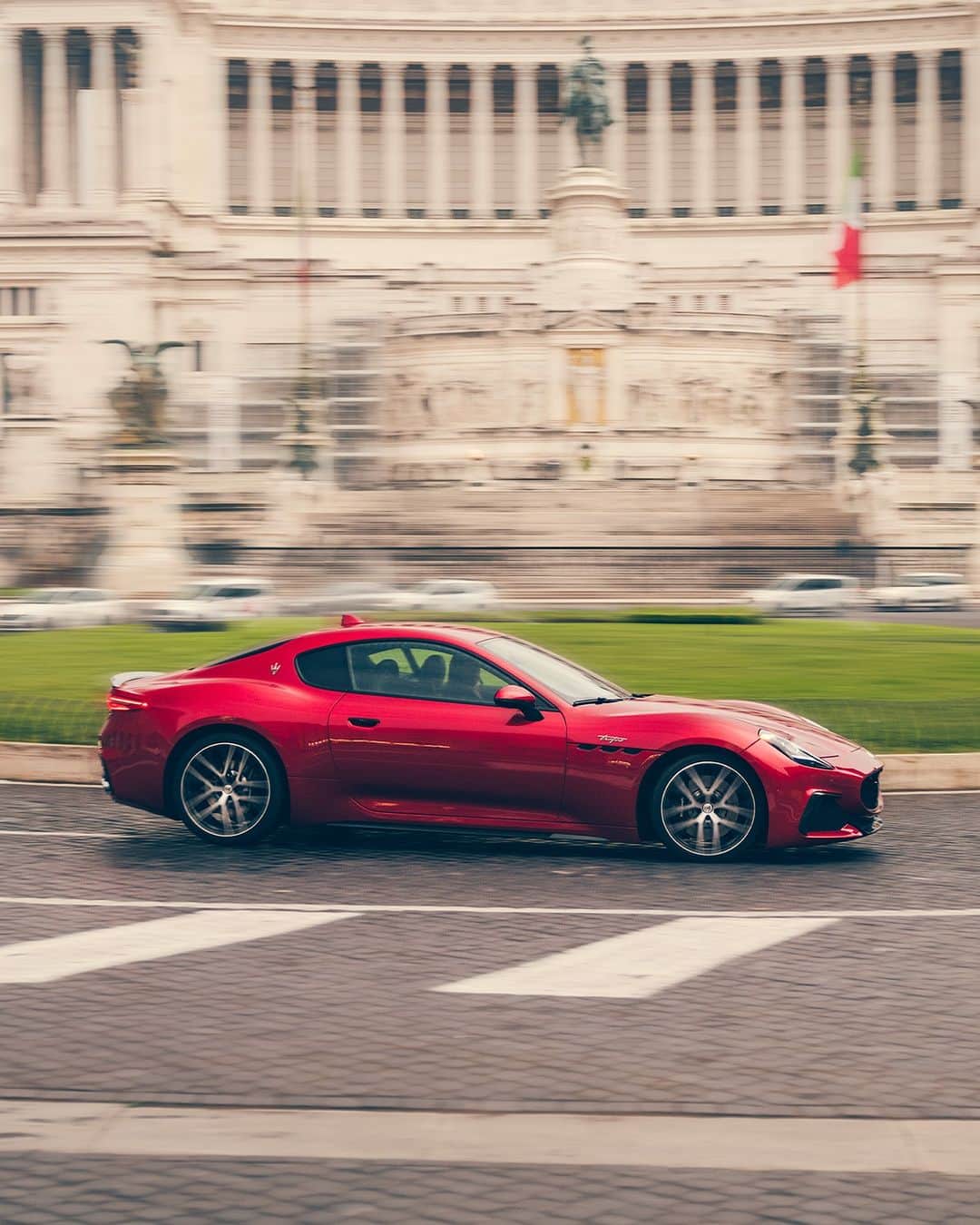 Maserati Japan | マセラティ ジャパンのインスタグラム：「グラントゥーリズモの世界に浸る。心も体もエモーションな世界へ。好奇心で創られたロードマップがあなたを未知の感覚へ導きます。  詳しくはこちら。 https://www.maserati.com/jp/ja/models/granturismo  #Maserati #マセラティ #MaseratiJapan #マセラティジャパン #GranTurismo #グラントゥーリズモ」