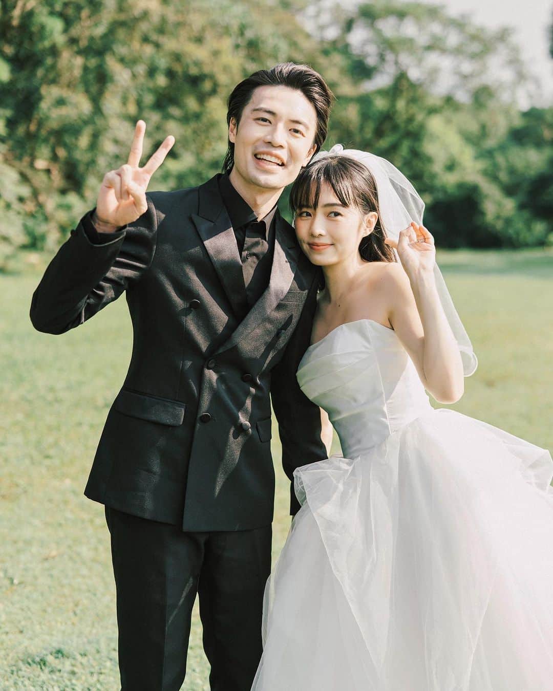 Dewi Chienのインスタグラム：「✌🏻婚紗照part4:從來沒有完美的愛情，只有願意的愛情。  也沒有完美的戀人，只有適合的另一半。一直以來都覺得兩個人會相識是件神奇的事情，我很相信緣分的人，在這七十億分之一的機率能遇見彼此，不就應該好好珍惜嗎？  「對的人」對我來說，是互相包容、互相理解、互相關心、互相珍惜，彼此都願意為彼此變得更好，最棒的就是可以不斷的一起努力，為彼此也為了自己成為更好的人。  👰🏻‍♀️ @ours.bride  🤵🏻 @vandome_suit  📷 @daran_wu @thestagephotography  💄 @arialping  💇🏻‍♀️ @actomlee  #大衛婚禮紀錄」