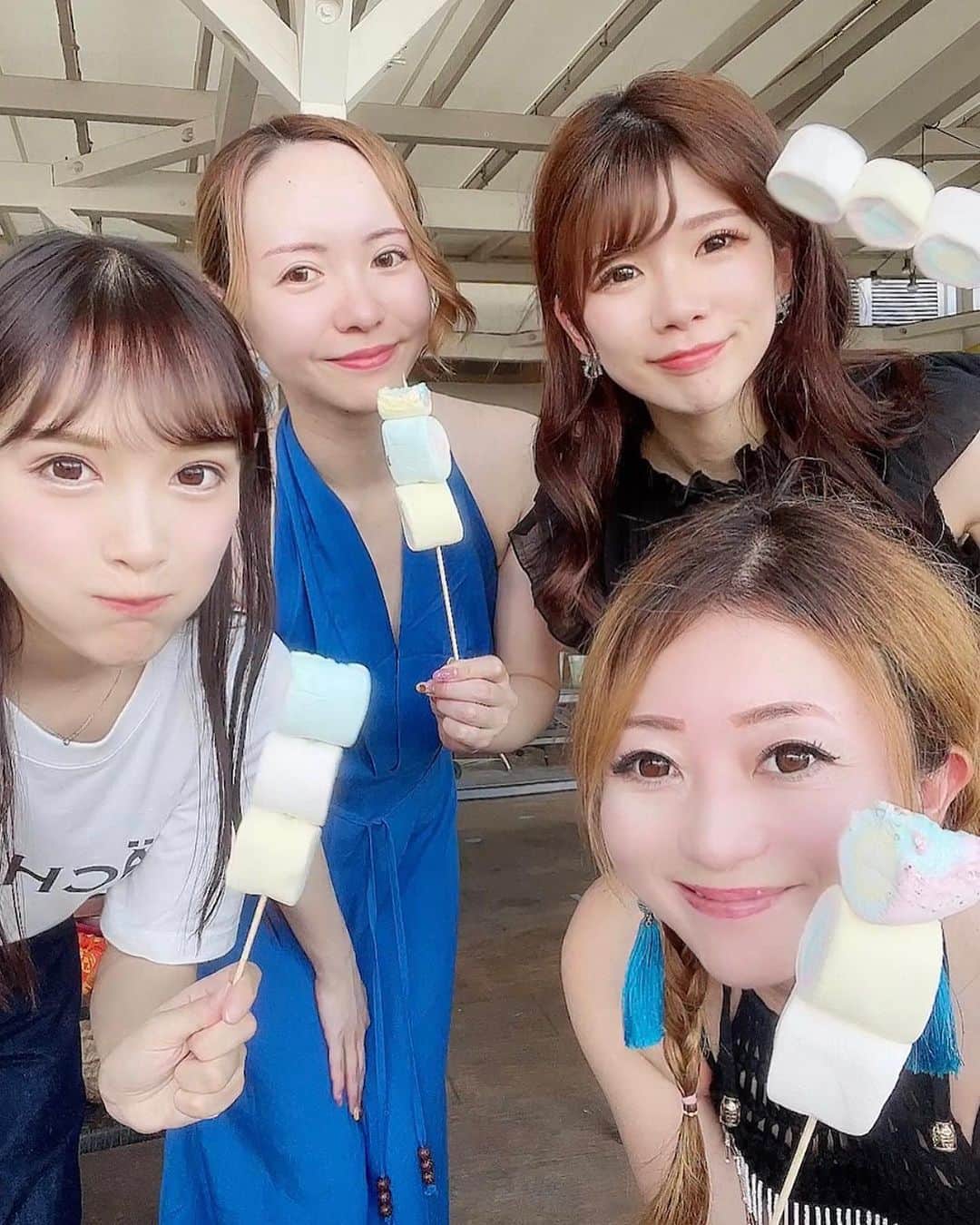 めるさんのインスタグラム写真 - (めるInstagram)「夏の思い出🍉 インスタって投稿しておけば思い出として残るし良いね🫶  BBQからのプール行った日❤️  手ぶらでBBQできるの楽ちん♪ BBQでする焼きマシュマロ好き😋 カラフルで可愛かった🫶 市場があるから海鮮も美味しかった🐟  皆んな遊んでくれてありがとう❤️  最近やっと少し秋っぽくなってきたね(?)🍂 昼間はまだまだ暑いけど朝晩は寒い〜🤧  今週も頑張ろー❤️‍🔥」9月25日 18時47分 - meru_golf