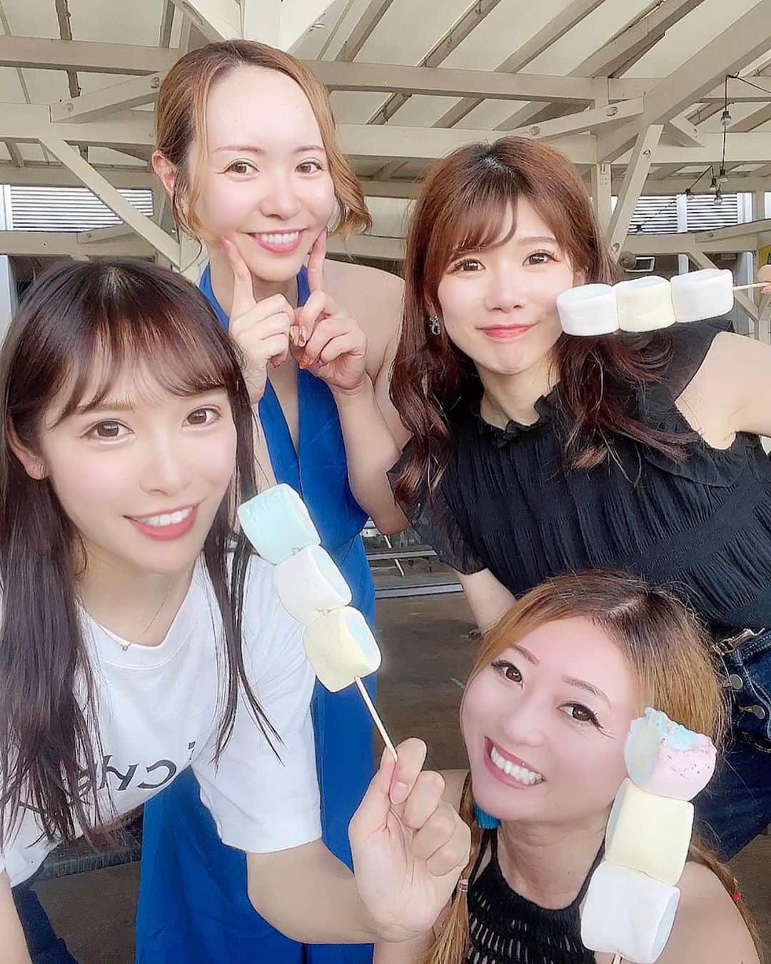 めるさんのインスタグラム写真 - (めるInstagram)「夏の思い出🍉 インスタって投稿しておけば思い出として残るし良いね🫶  BBQからのプール行った日❤️  手ぶらでBBQできるの楽ちん♪ BBQでする焼きマシュマロ好き😋 カラフルで可愛かった🫶 市場があるから海鮮も美味しかった🐟  皆んな遊んでくれてありがとう❤️  最近やっと少し秋っぽくなってきたね(?)🍂 昼間はまだまだ暑いけど朝晩は寒い〜🤧  今週も頑張ろー❤️‍🔥」9月25日 18時47分 - meru_golf