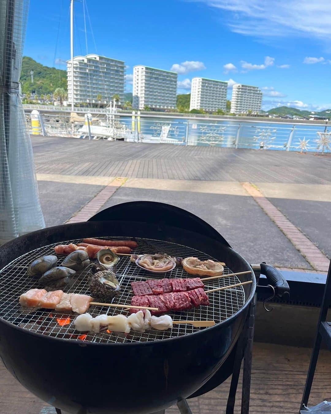 めるさんのインスタグラム写真 - (めるInstagram)「夏の思い出🍉 インスタって投稿しておけば思い出として残るし良いね🫶  BBQからのプール行った日❤️  手ぶらでBBQできるの楽ちん♪ BBQでする焼きマシュマロ好き😋 カラフルで可愛かった🫶 市場があるから海鮮も美味しかった🐟  皆んな遊んでくれてありがとう❤️  最近やっと少し秋っぽくなってきたね(?)🍂 昼間はまだまだ暑いけど朝晩は寒い〜🤧  今週も頑張ろー❤️‍🔥」9月25日 18時47分 - meru_golf