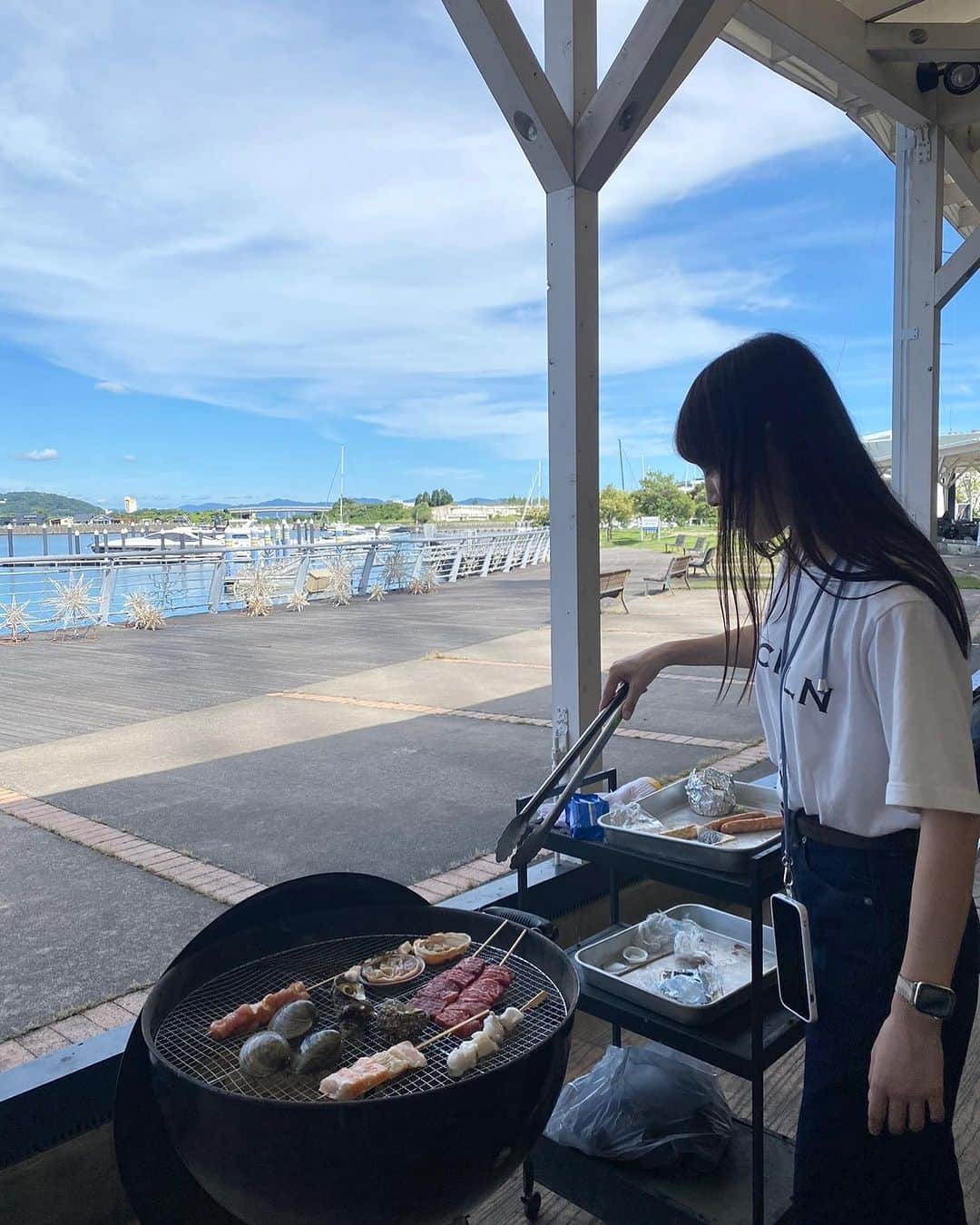 めるさんのインスタグラム写真 - (めるInstagram)「夏の思い出🍉 インスタって投稿しておけば思い出として残るし良いね🫶  BBQからのプール行った日❤️  手ぶらでBBQできるの楽ちん♪ BBQでする焼きマシュマロ好き😋 カラフルで可愛かった🫶 市場があるから海鮮も美味しかった🐟  皆んな遊んでくれてありがとう❤️  最近やっと少し秋っぽくなってきたね(?)🍂 昼間はまだまだ暑いけど朝晩は寒い〜🤧  今週も頑張ろー❤️‍🔥」9月25日 18時47分 - meru_golf