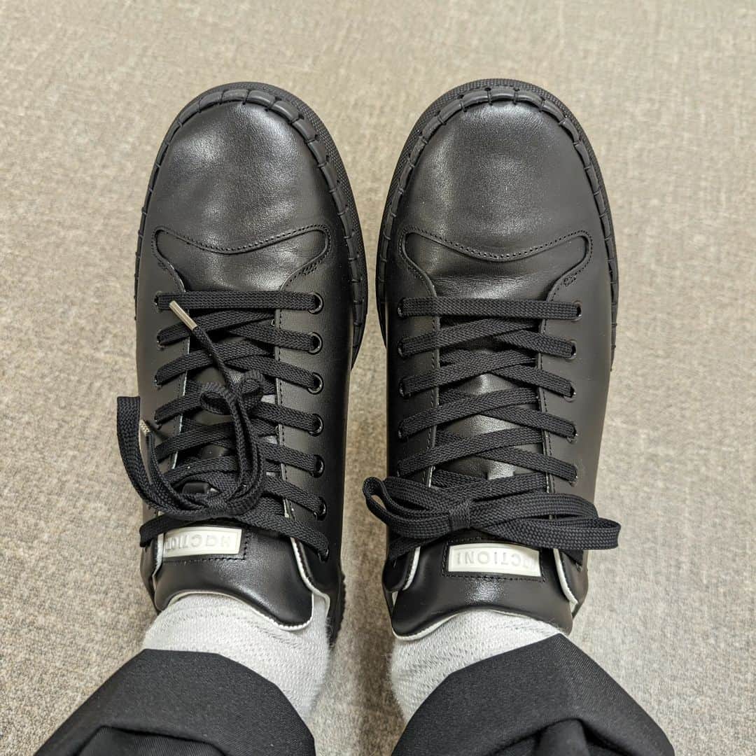 山名文和さんのインスタグラム写真 - (山名文和Instagram)「HACTIONさんで 真っ黒も作ってもらった。  これの白と黒で一生いけそうなくらい気に入ってる。  ちなみに、自分のやりたいデザインの靴作れる。 世界で一つの。 しかもおもくそ丈夫。  いつかそれもやってみたい。」9月25日 18時57分 - fumikazu_yamana