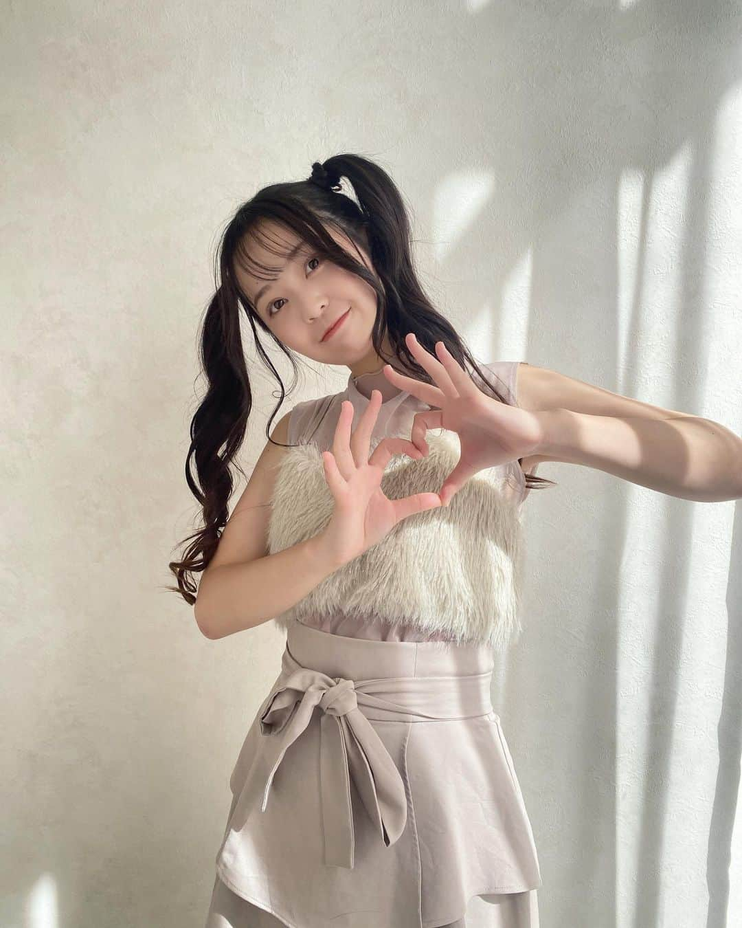 和智日菜子さんのインスタグラム写真 - (和智日菜子Instagram)「👧🤍  ストーリーの投票、可愛い系の方が人気だったので🥺♡  高めのツインテールは、初かも（？） どうかな🙂💭  #instagram #instagood #instalike #ootd #좋아요그램 #좋아요반사 #좋아요테러 #좋반 #오오티디룩#いいね返し #단발머리 #미용실 #데일리룩 #머리스타그램 #좋아요폭탄 #팔로우미 #셀카 #셀끼꾼 #02 #いいね返し #淡色コーデ #淡い民 #ツインテール #サロンモデル #サロモ #撮影モデル #ブラウンコーデ #ベージュコーデ #秋コーデ #アイドルヘア」9月25日 18時56分 - wachihinako