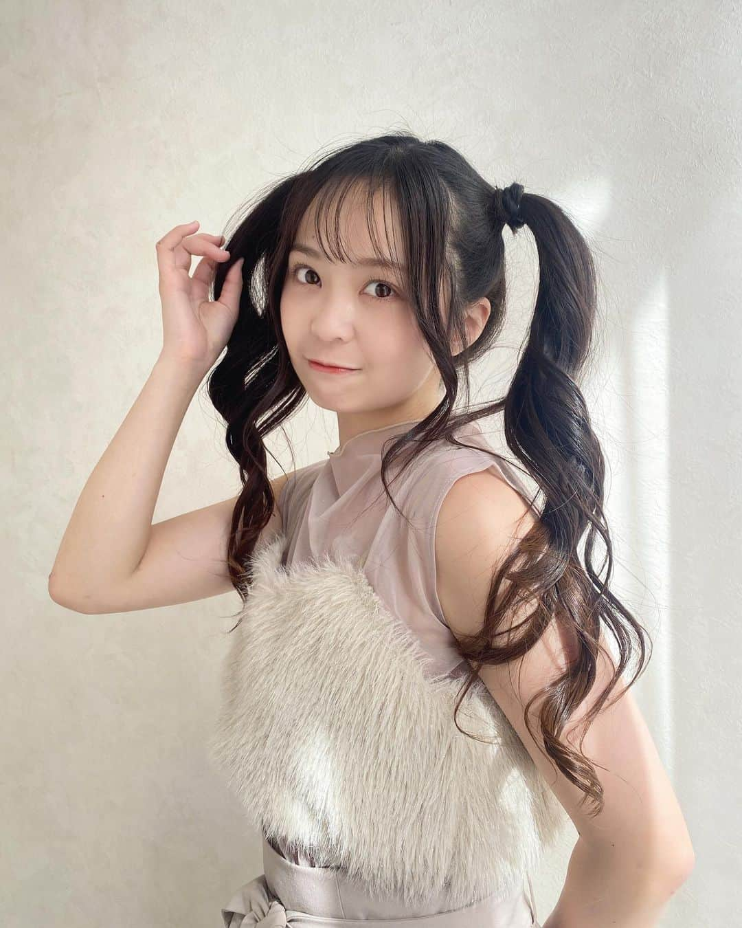 和智日菜子さんのインスタグラム写真 - (和智日菜子Instagram)「👧🤍  ストーリーの投票、可愛い系の方が人気だったので🥺♡  高めのツインテールは、初かも（？） どうかな🙂💭  #instagram #instagood #instalike #ootd #좋아요그램 #좋아요반사 #좋아요테러 #좋반 #오오티디룩#いいね返し #단발머리 #미용실 #데일리룩 #머리스타그램 #좋아요폭탄 #팔로우미 #셀카 #셀끼꾼 #02 #いいね返し #淡色コーデ #淡い民 #ツインテール #サロンモデル #サロモ #撮影モデル #ブラウンコーデ #ベージュコーデ #秋コーデ #アイドルヘア」9月25日 18時56分 - wachihinako