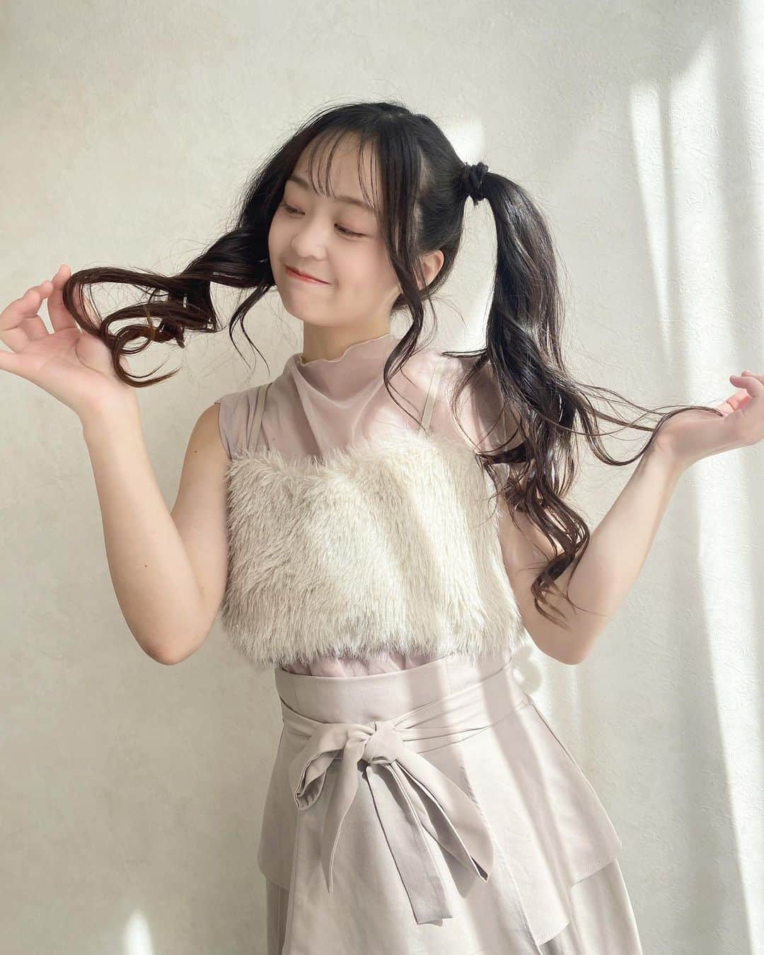 のインスタグラム：「👧🤍  ストーリーの投票、可愛い系の方が人気だったので🥺♡  高めのツインテールは、初かも（？） どうかな🙂💭  #instagram #instagood #instalike #ootd #좋아요그램 #좋아요반사 #좋아요테러 #좋반 #오오티디룩#いいね返し #단발머리 #미용실 #데일리룩 #머리스타그램 #좋아요폭탄 #팔로우미 #셀카 #셀끼꾼 #02 #いいね返し #淡色コーデ #淡い民 #ツインテール #サロンモデル #サロモ #撮影モデル #ブラウンコーデ #ベージュコーデ #秋コーデ #アイドルヘア」