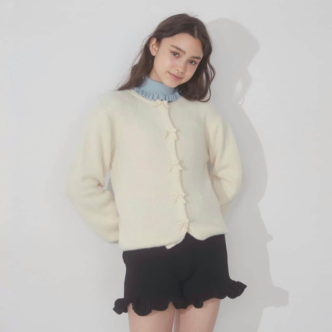 merry jennyのインスタグラム：「【 runway channel festival 】 ㅤㅤㅤㅤㅤㅤㅤㅤㅤㅤㅤㅤㅤ 9/22(fri) 12:00 〜 9/26(tue) 23:59 official web store RUNWAY channel にて new &pre order 10%OFFを開催中‼︎ さらに! point up×20・送料無料！  topのURLから⇨  @merryjenny_instagram  ぜひcheckして下さいね！  〇 RIBBON モヘヤライクニットカーディガン col : ivory / red / black  ¥8,800 (tax in)  〇 ランダムリボンニットカーディガン col : ivory / pink / black  ¥11,000 (tax in)  　 #merryjenny #メリージェニー  #2023aw #dreamwell #winter #ニットカーディガン #ニット  #カーディガンコーデ」