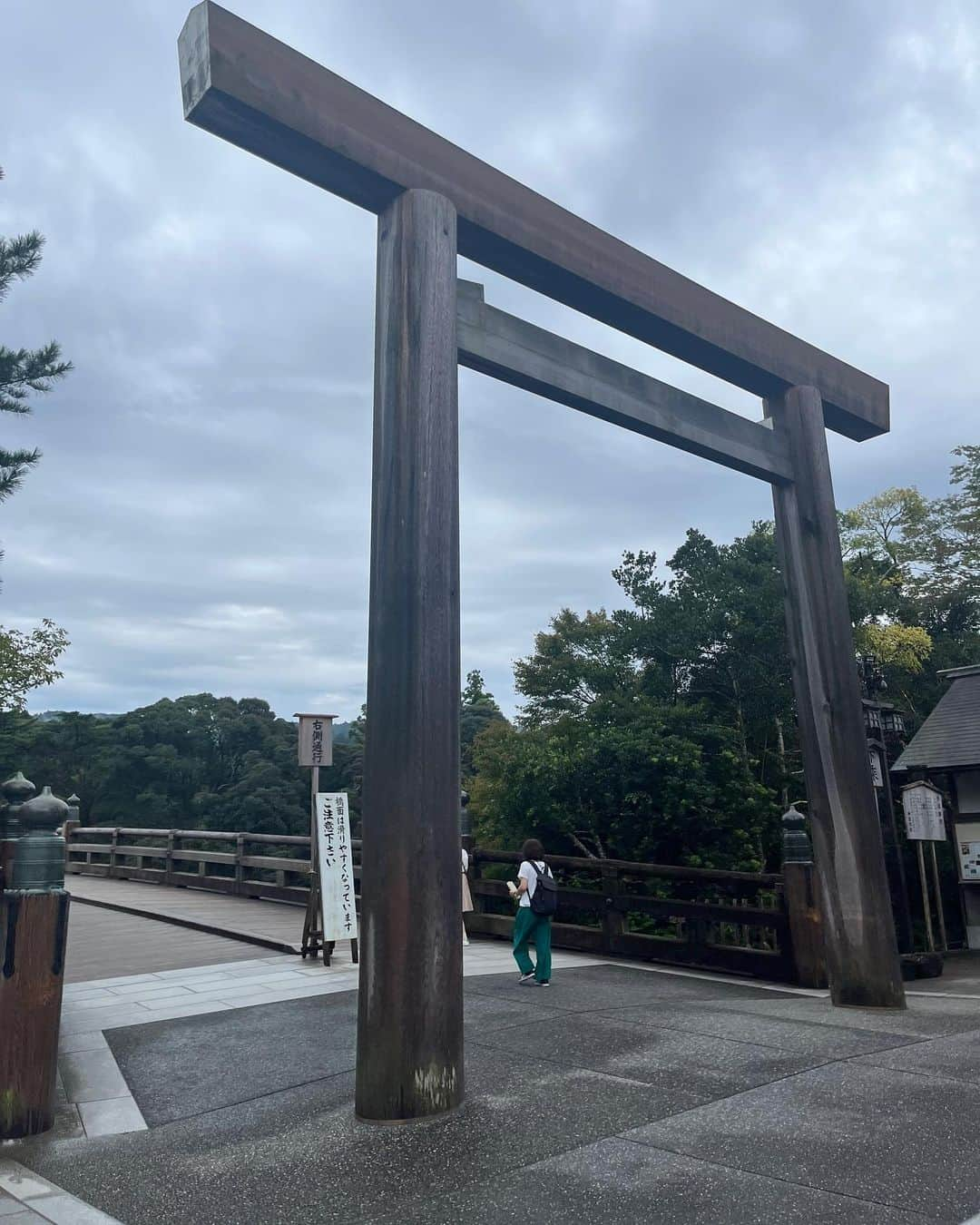 森詩織さんのインスタグラム写真 - (森詩織Instagram)「遅めの夏休み🌻  名古屋→鳥羽→伊勢志摩に家族で旅行🚗  父がずっと運転してくれてたよ🥹 まじで感謝✨  とにかくずっと自然の中で幸せ空間でした。 美味しいものと美味しい空気。  ぜーーーんぶ幸せ💛  あの日からサウナがさらに好きになってほぼ毎日サウナ入ってたよ🧖‍♀️笑  最後の方、温泉とサウナとビールの検定取ろうかな？ってまで考えた🤣  でも趣味を仕事にできたらたのしーよね💛 もし検定取ったら褒めてね◎  素敵なおやすみをありがとうございました🌼  #夏休み #夏休み旅行 #夏休みの思い出 #大人の夏休み #名古屋 #名古屋旅行 #鳥羽 #鳥羽旅行 #真珠 #伊勢志摩 #伊勢志摩旅行 #伊勢 #伊勢神宮 #伊勢神宮おかげ横丁 #伊勢神宮内宮 #伊勢神宮外宮 #伊勢志摩地中海村」9月25日 18時51分 - mori_shiori