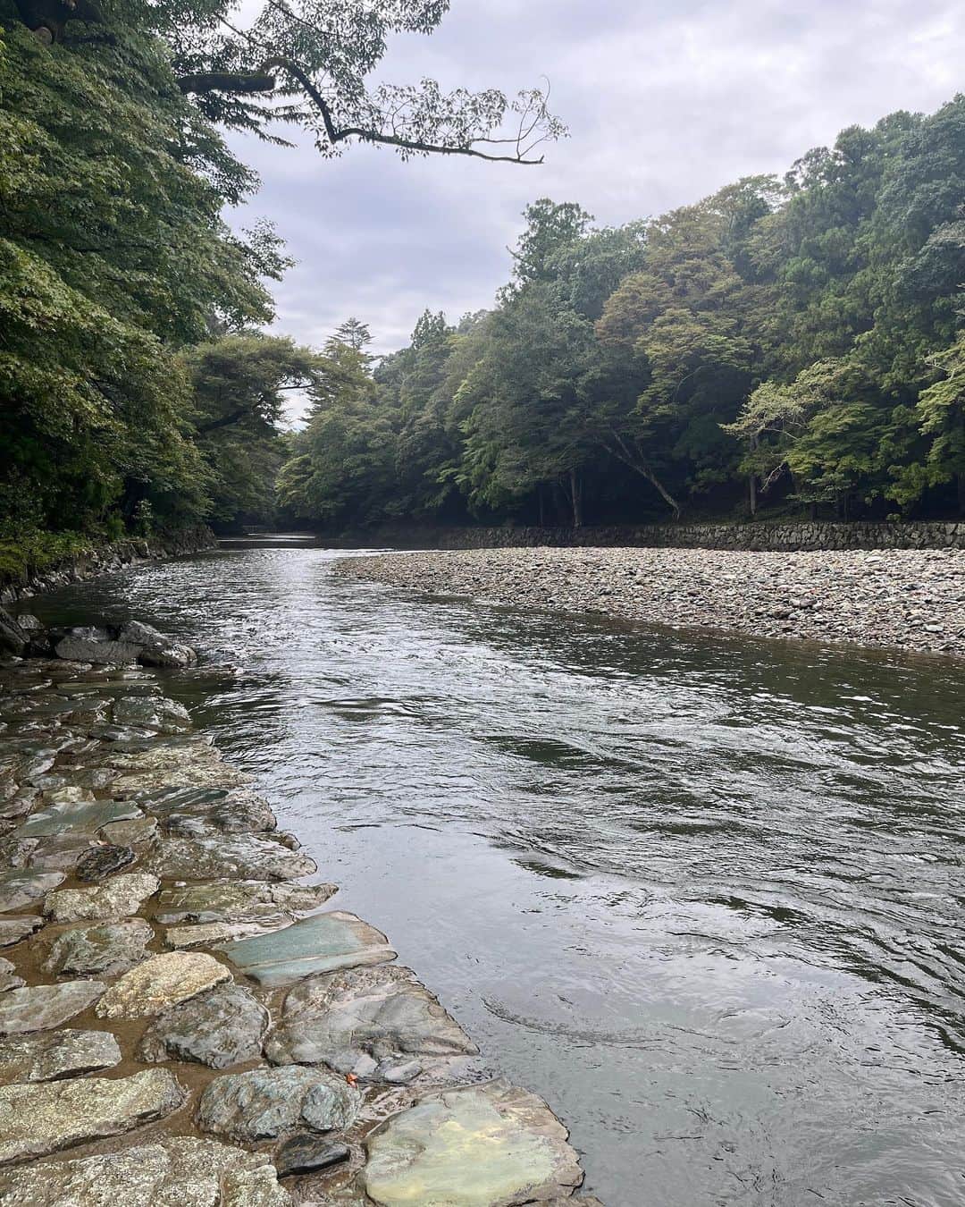 森詩織さんのインスタグラム写真 - (森詩織Instagram)「遅めの夏休み🌻  名古屋→鳥羽→伊勢志摩に家族で旅行🚗  父がずっと運転してくれてたよ🥹 まじで感謝✨  とにかくずっと自然の中で幸せ空間でした。 美味しいものと美味しい空気。  ぜーーーんぶ幸せ💛  あの日からサウナがさらに好きになってほぼ毎日サウナ入ってたよ🧖‍♀️笑  最後の方、温泉とサウナとビールの検定取ろうかな？ってまで考えた🤣  でも趣味を仕事にできたらたのしーよね💛 もし検定取ったら褒めてね◎  素敵なおやすみをありがとうございました🌼  #夏休み #夏休み旅行 #夏休みの思い出 #大人の夏休み #名古屋 #名古屋旅行 #鳥羽 #鳥羽旅行 #真珠 #伊勢志摩 #伊勢志摩旅行 #伊勢 #伊勢神宮 #伊勢神宮おかげ横丁 #伊勢神宮内宮 #伊勢神宮外宮 #伊勢志摩地中海村」9月25日 18時51分 - mori_shiori