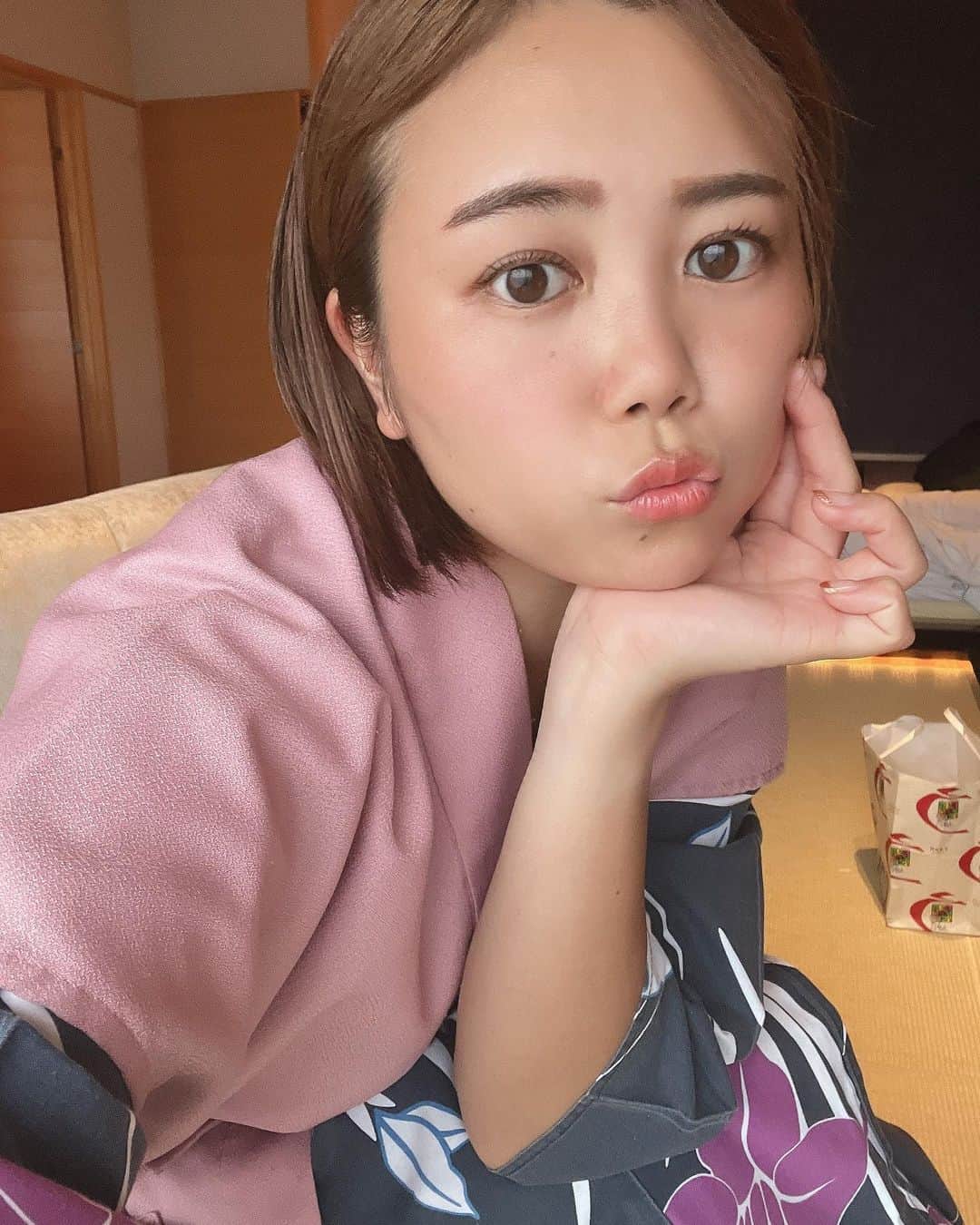 森詩織さんのインスタグラム写真 - (森詩織Instagram)「遅めの夏休み🌻  名古屋→鳥羽→伊勢志摩に家族で旅行🚗  父がずっと運転してくれてたよ🥹 まじで感謝✨  とにかくずっと自然の中で幸せ空間でした。 美味しいものと美味しい空気。  ぜーーーんぶ幸せ💛  あの日からサウナがさらに好きになってほぼ毎日サウナ入ってたよ🧖‍♀️笑  最後の方、温泉とサウナとビールの検定取ろうかな？ってまで考えた🤣  でも趣味を仕事にできたらたのしーよね💛 もし検定取ったら褒めてね◎  素敵なおやすみをありがとうございました🌼  #夏休み #夏休み旅行 #夏休みの思い出 #大人の夏休み #名古屋 #名古屋旅行 #鳥羽 #鳥羽旅行 #真珠 #伊勢志摩 #伊勢志摩旅行 #伊勢 #伊勢神宮 #伊勢神宮おかげ横丁 #伊勢神宮内宮 #伊勢神宮外宮 #伊勢志摩地中海村」9月25日 18時51分 - mori_shiori