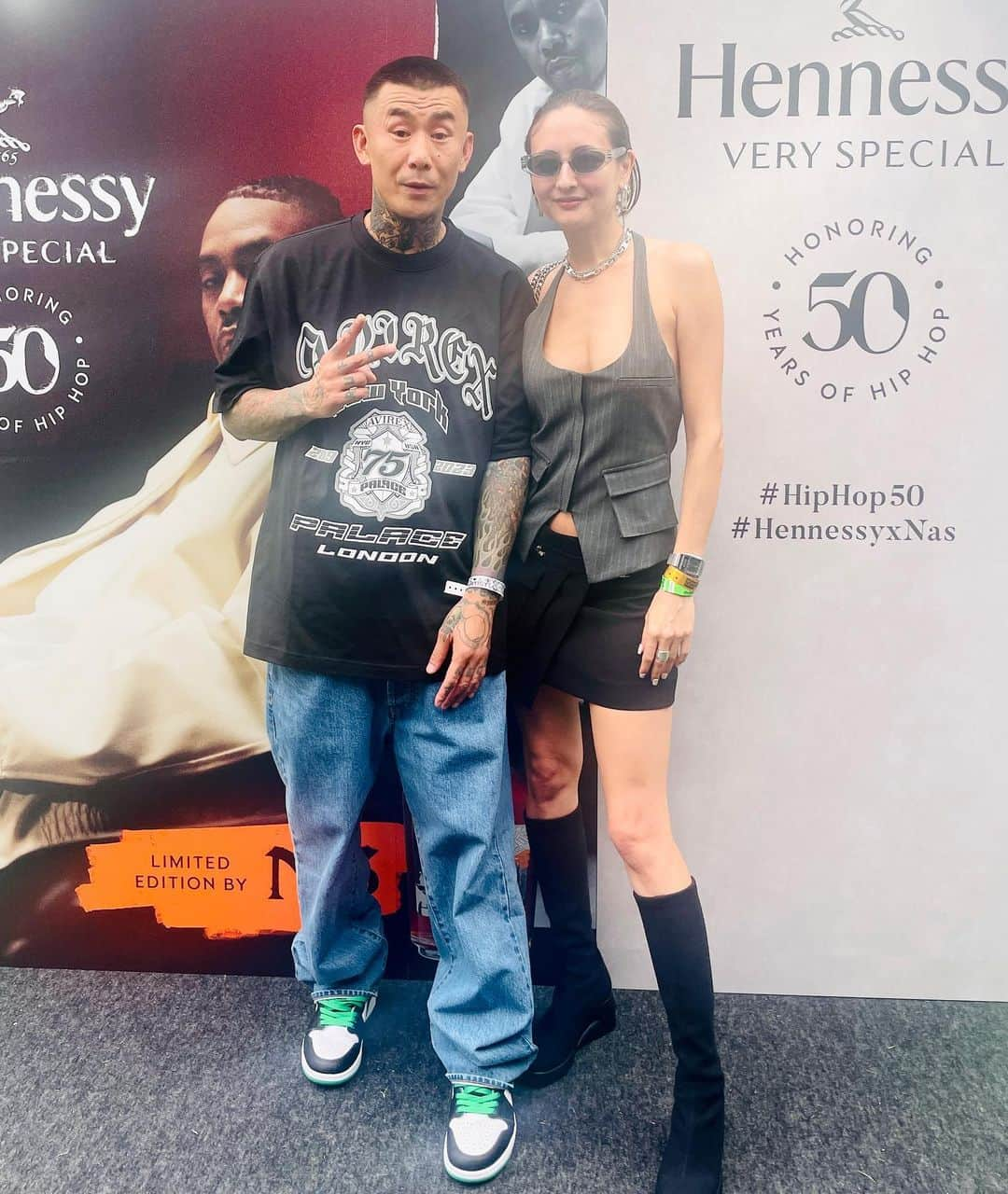 エリーローズさんのインスタグラム写真 - (エリーローズInstagram)「@Hennessy と日本最大級のHIP HOPフェスティバルTHE HOPEに参加してきました🔥  人種や文化を超えて愛されているHennessyは音楽とも抜群の相性。DJする時にも飲みますが、ほどよい甘さが、音楽を心地よくさせると感じています。  レジェンドNASとコラボした限定ボトルも発売中。 HIP HOP誕生50周年は、Hennessyで乾杯🥃　  #Hennnessy #HennessyVS #HennessyXNas  #THEHOPE #HipHop50 #DrinkResponsibly  #AD」9月25日 18時54分 - ellirose