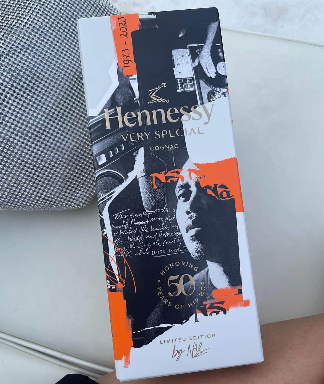 エリーローズさんのインスタグラム写真 - (エリーローズInstagram)「@Hennessy と日本最大級のHIP HOPフェスティバルTHE HOPEに参加してきました🔥  人種や文化を超えて愛されているHennessyは音楽とも抜群の相性。DJする時にも飲みますが、ほどよい甘さが、音楽を心地よくさせると感じています。  レジェンドNASとコラボした限定ボトルも発売中。 HIP HOP誕生50周年は、Hennessyで乾杯🥃　  #Hennnessy #HennessyVS #HennessyXNas  #THEHOPE #HipHop50 #DrinkResponsibly  #AD」9月25日 18時54分 - ellirose