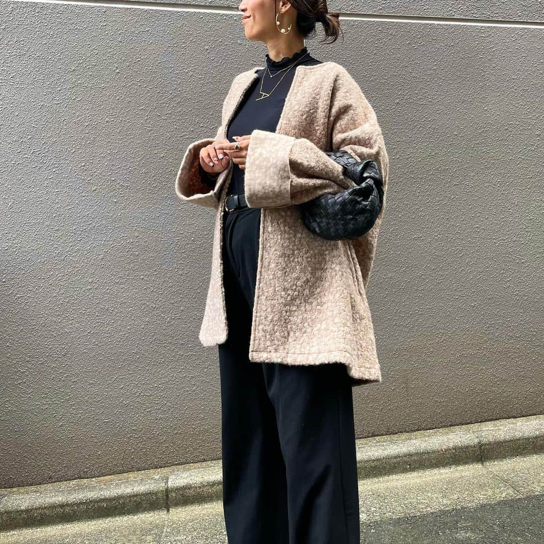 のインスタグラム：「アウターcode🤎  今朝はぐっと気温も下がって、寒いぐらいでしたね😂  やっと秋めいてきたのでヒトメボレした @pufe_official のアウターデビュー🐻✨  @911erika さん× @miiikunkun さんのコラボは本当にハズレなし！✨  素材のカール具合が可愛すぎる🥹‼️  肩に自然と馴染むオーバーシルエットもトレンド感たっぷりです✨  4枚目→素材の質感みてね 5枚目→シルエットは動画で♡  #アウターコーデ #秋アウター #秋服コーデ #大人カジュアル #きれいめカジュアル #シンプルコーデ #ブラックコーデ #黒コーデ #ワイドパンツ #シースルートップス #guコーデ #bottegaveneta #30代コーデ #30代ママコーデ #あゆまむコーデ #amely」