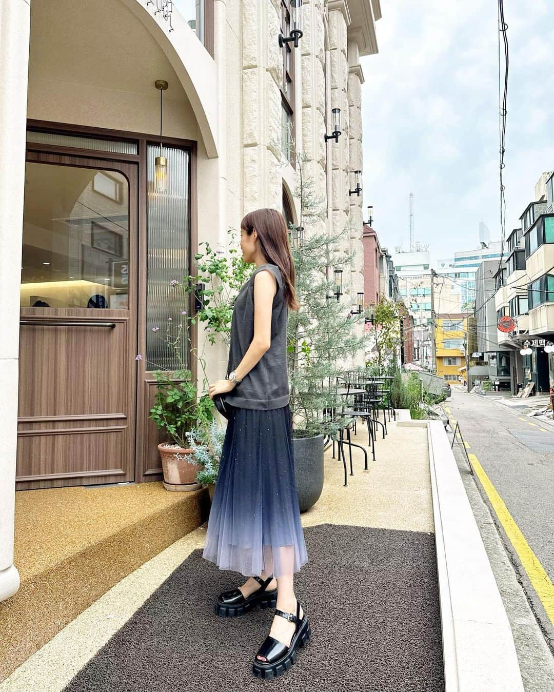 小林真由さんのインスタグラム写真 - (小林真由Instagram)「🇰🇷☕️ ⁡ 到着してすぐに買ったお揃いのスカート♡ 娘の一目惚れチュール🫰🏻笑 ⁡ tops: #unitedarrows  skirt: #blancdemoon  sandal: #prada ⁡ ⁡ ⁡ #ファッション #コーデ #ママコーデ #女の子ママ #男の子ママ #ママライフ #コーディネート #４歳 #3歳 #子連れ旅行 #旅行 #韓国旅行 #ハワイ #子連れ韓国 #korea」9月25日 19時06分 - mayukobayashii