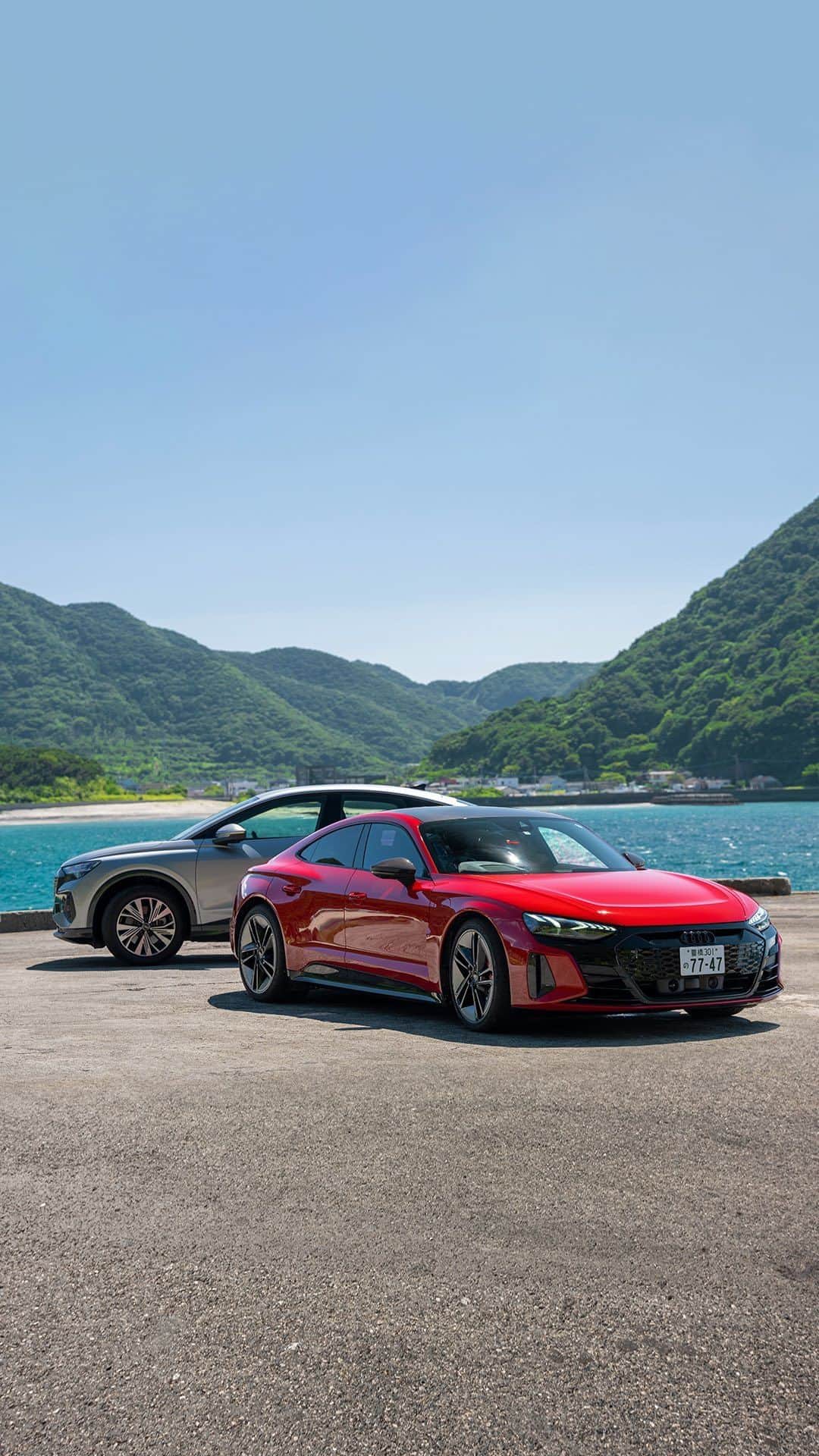 アウディ ジャパンのインスタグラム：「屋久島の最北端に位置する一湊海水浴場に佇むAudi RS e-tron GTとAudi Q4 e-tron。 一面に広がるターコイズブルーの海は、まるでAudi e-tronのために用意されたステージのよう。   Audiが誇る最先端EV Audi RS e-tron GTとAudi Q4 e-tronが自然豊かな屋久島を走り抜けるドライブ映像をAudi Japan公式YouTubeにて公開中。   先進性を極めた電気自動車と雄大な自然の競演をぜひご覧ください。   #Audi #AudiRSetronGT #AudiQ4etron #EV #屋久島」