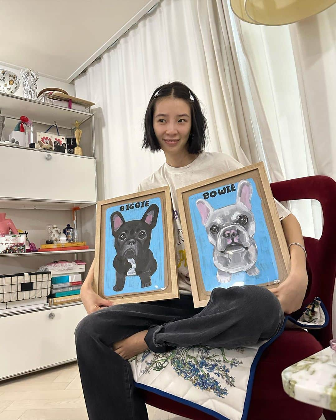 アイリーン・キムのインスタグラム：「The best gift ever. Thank you @benlenovitz for these adorable portraits of my Biggie & Bowie! I teared up when I saw these…you guys know how much Biggie & Bowie mean to me🥲  제가 힘들때, 슬플때, 행복할때 무한 사랑을 주는 비기와 보위 항상 고마워🥺   세상에 하나뿐인 사랑하는 반려동물을 추억할 수 있는 경험을 신세계백화점만의 단독 팝업에서 10월4일-22일까지 반려동물 초상화 전문 아티스트 벤 레노비츠을 만나볼수있음니다❤️❤️❤️  #광고 #신세계X벤레노비츠  #벤레노비츠  #반려동물초상화」