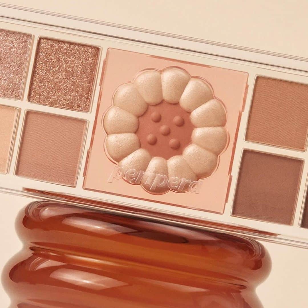 qoo10japanさんのインスタグラム写真 - (qoo10japanInstagram)「periperaの新作薬菓シリーズ発売❁  画像をタップすると商品ページに飛べるよ👆🛒  【オールテイク ムードライクパレット 03ハニーブラウン/peripera】  商品番号：915616333  ー・－・－・－・－・－・－・－・  Qoo10アカウントでは 新作韓国コスメの情報はもちろん、 Qoo10で販売されている商品にまつわる情報を 毎日お届け！ぜひフォローしてチェックしてね❤ @qoo10.official  #qoo10 #qoo10購入品 #キューテン  ー・－・－・－・－・－・－・－・ #新作コスメ #カラーアイシャドウ #アイシャドウ #韓国コスメ #アイシャドウパレット #アイメイク #美容垢 #コスメ垢 #コスメ好き #コスメマニア #コスメ好きな人と繋がりたい #パケ買いコスメ #美容垢さんと繋がりたい #メイク好き #今日のコスメ #メイクアップ #お気に入りコスメ #人気メイク #秋メイク #秋コスメ #デートメイク #おすすめコスメ #韓国メイク #韓国 #peripera #ペリペラ」9月25日 18時58分 - qoo10.official