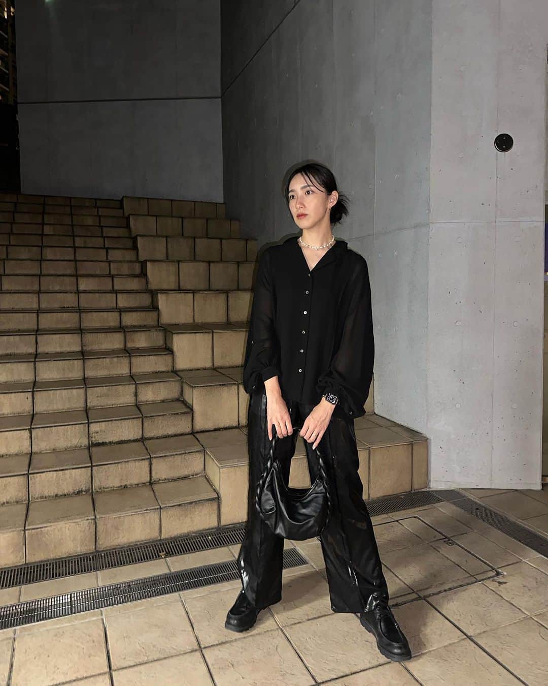 中田クルミのインスタグラム：「今週のジャンプを読みました(虚無顔) 頭では理解したつもりでも、心が追いつかないね。😔 気づいたら今日は黒い服を着ていました。」