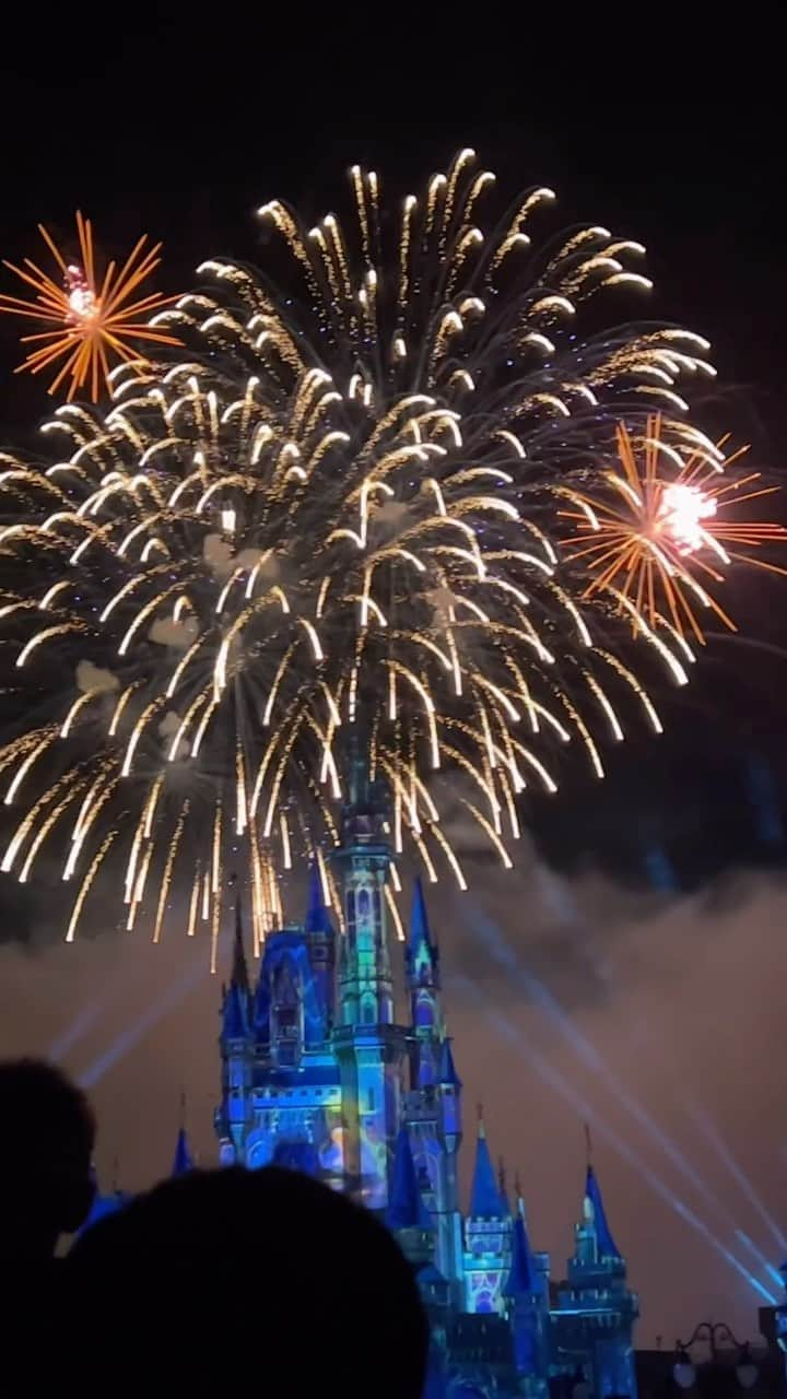 さあやのインスタグラム：「. 続いて、magic kingdom park🏰🐭🩷 シンデレラ城が設置されていて、4つのパークの中でも大本命☺️ パーク内は東京disneyとかなり近いと感じました☺️ 現在は工事中で有名な乗り物は乗れなかったけれど💦🥲 私が1番好きな乗り物はトロン・ライトサイクル・ラン🎢💖 バイク型の高速ジェットコースターで、今までに感じたことのないような新しい感覚でした🎉今年の4月に出来た新アトラクションらしい🇺🇸 私は結構怖い乗り物が好きなので、強い方は是非💞 この日も雨降りました😭☔️フロリダは本当に気候が変わりやすいので、要注意☝🏻 . . . #disney#disneyworld#disneylife#disneyhalloween#disneygram#disneyparks#disneymagic#disneymagickingdoms#magickingdom#フロリダ#フロリダディズニー#floridagirl#マジックキングダム#ディズニーワールド#旅行#旅行記#アメリカ旅行#アメリカ生活#アメリカ留学#留学生活#留学生#留学日記#留学生と繋がりたい#大学生#ディズニー#yellow#disneyphotography#海外留学#海外旅行#海外ガール」