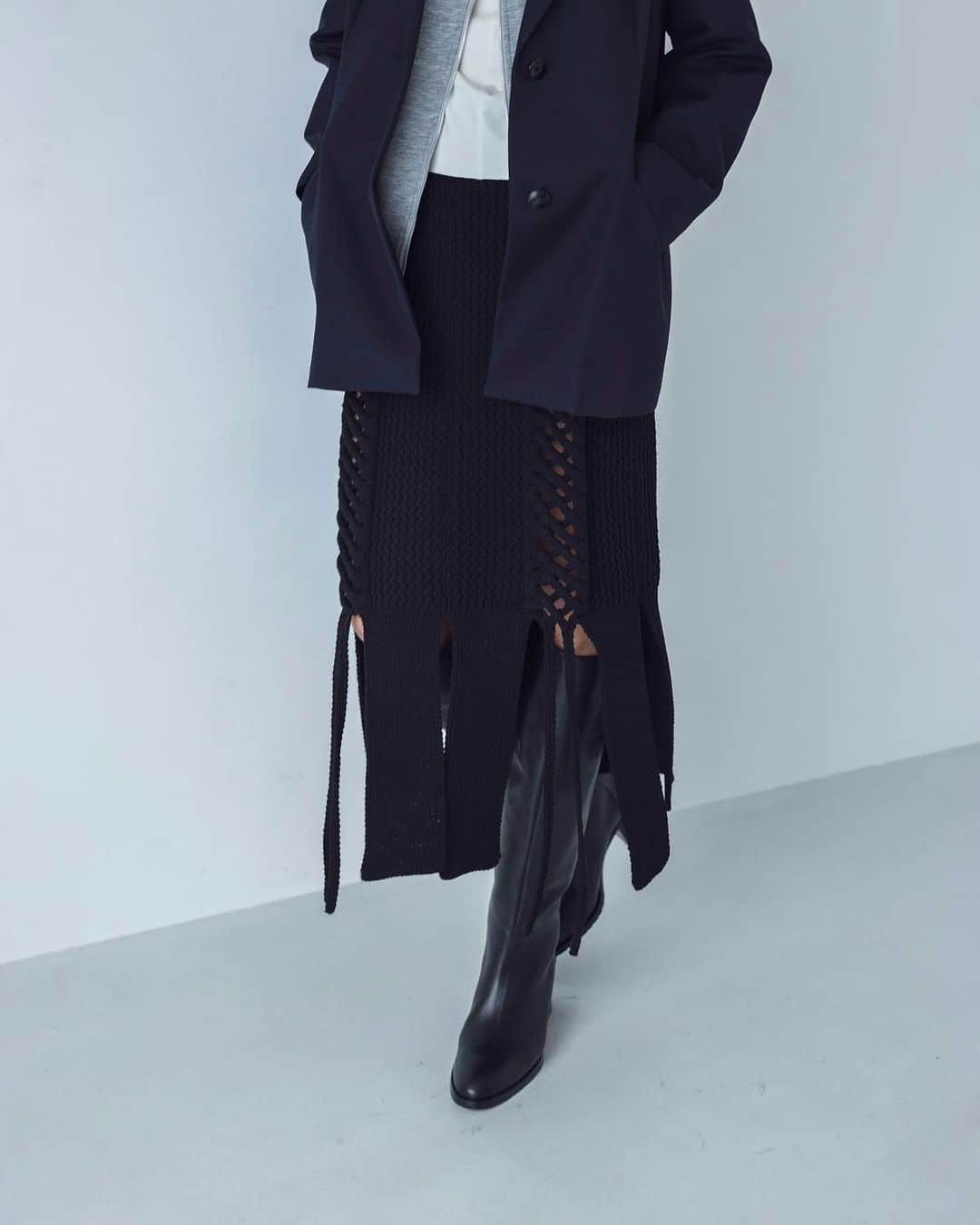 DRESSLAVEさんのインスタグラム写真 - (DRESSLAVEInstagram)「. 9.26 (火) in stock  ☑︎ braid slit skirt / ODAKHA Color : black Price : ¥46,200  ケーブル風の編み込み模様が特徴のブレイドニットスカート。  素材は再生ポリエステルのリリヤン糸を使用し、とても軽くふんわりとした風合いが魅力。 動くたびにケーブルから垂れるスリットの揺れを楽しめるアイテムです。  【ODAKHA】 2023 年秋冬コレクションよりデザイナー小高真理によるウィメンズブランド「malamute」は、そのフィロソフィーを受け継ぎなが「ODAKHA」として新たにスタート。  「Toughness and Softness」をコンセプトとして、イメージにとらわれることなく”hand to hand”の精神をリスペクトし、自由で力強く進化し続けるファッションを追求し新たな時代の旅に踏み出していく。  詳細はオフィシャルオンラインストアよりご覧いただけます。  #DRESSLAVE #ドレスレイブ #2023 #2023aw  #autumn #fall #fashion #odakha #knit #selectbrand」9月25日 19時00分 - dresslaveofficial