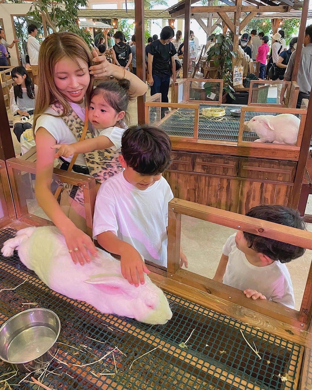 -LIFE IS FUN-さんのインスタグラム写真 - (-LIFE IS FUN-Instagram)「箱根園🐕🐩  はじめて行ったんだけど ふれあいめちゃくちゃ出来て 施設が大きすぎずこじんまりしてて ゆったり〜な感じがすっごく良かった〜🥹🤎🤍  #箱根#箱根旅行#子連れ旅行#子連れ宿 #子連れ#家族旅行#家族コーデ#3兄妹 #お揃い#ホテル#子連れ旅行#佳ら久#娘コーデ  #お揃いコーデ#3兄弟コーデ#息子コーデ #男の子ママ#女の子ママ#30代ママ#30代パパ #ママコーデ#パパコーデ#旅行コーデ #シミラールック#3兄妹#リンクコーデ#hakone #family#familytrip#trip#coordinate#japan」9月25日 19時00分 - kiyoko1207