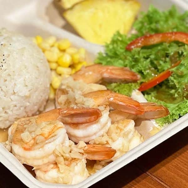 デパぐるッ！福岡さんのインスタグラム写真 - (デパぐるッ！福岡Instagram)「エビがぷりっぷり！ “食べ終わるのが悲しい級”絶品ガーリックシュリンプが楽しめる「Haleiwakitchen（ハレイワキッチン）」  行橋市役所の目の前に2019年にオープンした、絶品ハワイ料理が楽しめるお店です🌺  お店に一歩入るとハワイ気分！ 店内は、ハワイに関するグッズや小物であふれています✨  看板メニューは、こだわりレシピの『ガーリックシュリンプ』🦐 オーナーが、現地の人おすすめのガーリックシュリンプを25軒も食べ歩き、その中で一番好みだった味に近づけて、このお店で再現！  エビがとにかくぷりっぷり！ おいしくて、食べ終わるのが悲しくなるかも😁  『スパイシーチキン＆シュリンプ』や『ガーリックチキン＆シュリンプ』もおすすめ♪  ハワイ人気NO.1フレーバーコーヒーブランドといわれる『LION COFFEE』を使った『アイスコーヒー マカダミアクリームのせ』や『パイナップルスムージー』などドリンクも充実していますよ🙌  お話好きのオーナーとおいしい料理で、楽しい時間を過ごしてみませんか？  お店の詳細はARNEの記事でチェック！ プロフィールからARNEのサイトへ飛べますよ♪ 👉🏻『@arne_gourmet』  ARNEグルメで 福岡の美味しいグルメ情報を毎日配信中！ ぜひお気軽にフォローしてくださいね😉 ___________________________ @ayu.latte さんのご紹介です♪  #ARNE福岡 #福岡グルメ#グルメ #福岡カフェ#福岡スイーツ #福岡ごはん#ごはん #福岡カフェ巡り#福岡ランチ #福岡旅行#福岡観光 #福岡#福岡県#fukuoka #カフェ#ランチ#ディナー #グルメ好きな人と繋がりたい #グルメスタグラム #福岡食べ歩き#福岡グルメ部 #福岡めし#福岡ご飯 #福岡好きな人と繋がりたい #行橋市グルメ#行橋グルメ #ハワイアン#行橋カフェ #ハレイワキッチン」9月25日 19時00分 - arne_gourmet