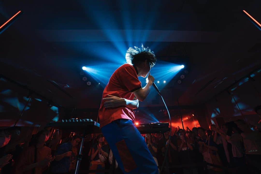 SO-SOのインスタグラム：「New EP Release Party “Red & Blue”  Thank you so much for coming my party! That was a great night🔥  Which do you like Red (House) or Blue (Drum’n’bass)??  Photo by @k319w」