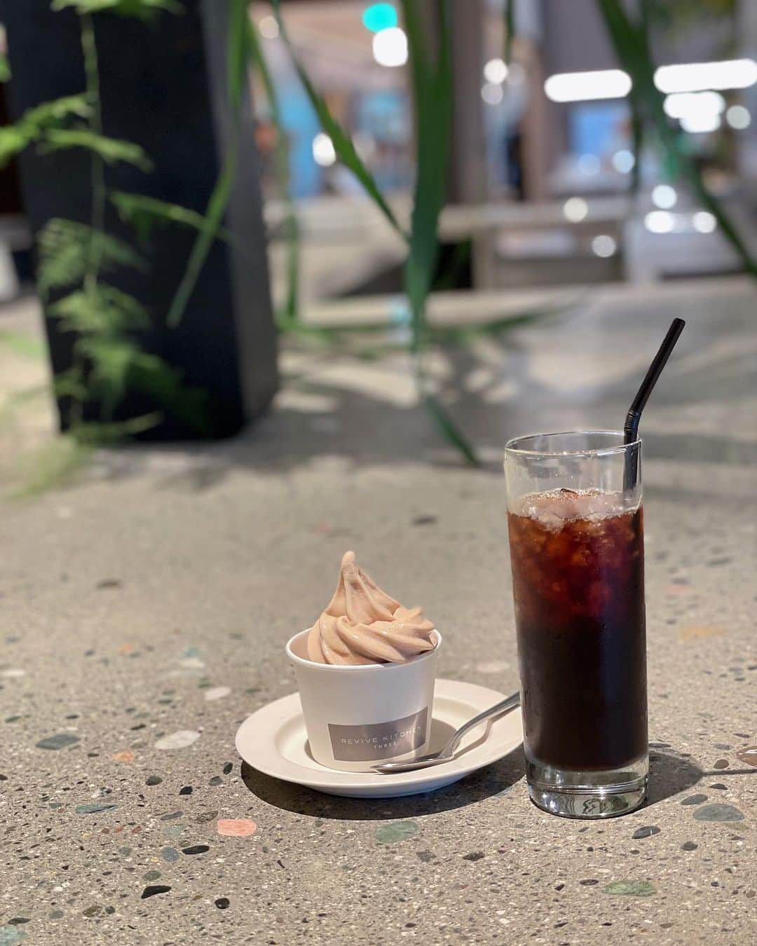 金子実加のインスタグラム：「Vegan Soft Cream ヴィーガンソフトクリーム🍦  #カフェ #カフェ巡り #カフェ部 #日比谷 #日比谷カフェ #日比谷グルメ #日比谷ミッドタウン #hibiya #japan #tokyo #東京 #東京カフェ #コーヒー #ソフトクリーム #vegan #ヴィーガン #ヴィーガンソフトクリーム #ヴィーガンカフェ  #revivekitchen #three #threecosmetics」