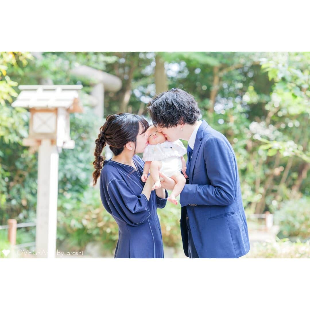 Lovegraph_Kids ラブグラフキッズさんのインスタグラム写真 - (Lovegraph_Kids ラブグラフキッズInstagram)「お宮参りフォト👶🏻🌼 ㅤㅤㅤ 通常生後1ヶ月ほどでお参りとされていますが 猛暑や極寒は避けるご家族がほとんどなので 最近は生後3ヶ月前後赤ちゃんの撮影が増えてます〜👪♡ ㅤㅤㅤ 赤ちゃんが生まれてから初めての家族行事だから 家族みんなの写真をたくさん残しましょう☺️ ㅤㅤㅤ ※秋シーズンは七五三撮影が多い関係で、ご予約枠が埋まりやすくなっております。お宮参り撮影のご予約はお早めにどうぞ😌🕊️ ㅤㅤㅤ ୨୧┈┈┈┈୨୧ ㅤㅤㅤ Lovegraphは出張撮影サービスです📸お誕生日や七五三、日常フォトなどさまざまなシーンをプロのカメラマンが撮影いたします☺️ ㅤㅤㅤ 撮影プランや料金詳細は @lovegraph_kids のプロフィールURLをご確認ください🌼 ㅤㅤㅤ ୨୧┈┈┈┈୨୧ ㅤㅤㅤ #ラブグラフ #Lovegraph #幸せな瞬間をもっと世界に #出張カメラマン #お宮参り #お宮参り撮影 #お宮参りフォト」9月25日 19時14分 - lovegraph_kids