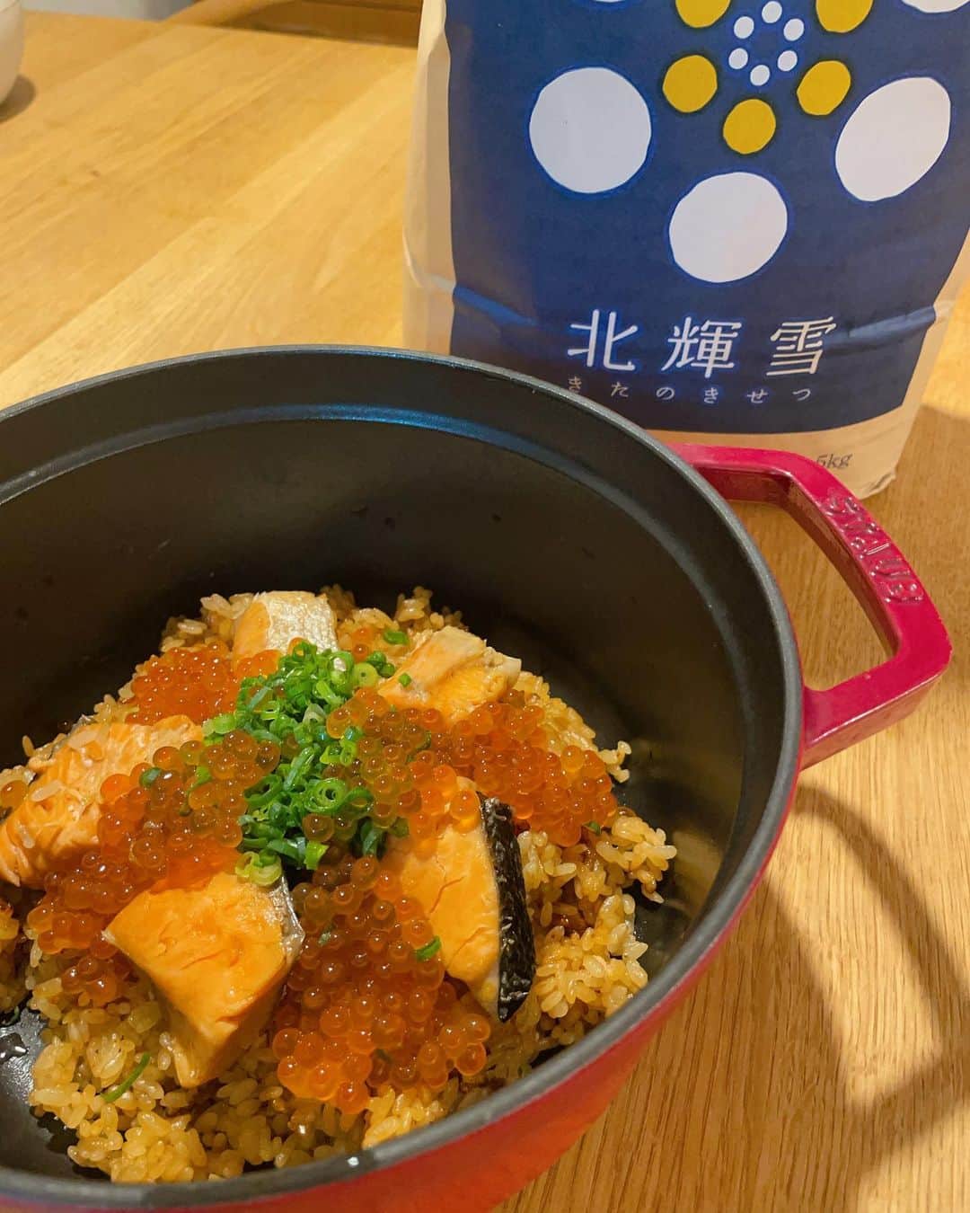 高田秋のインスタグラム：「北海道にある長太農場さんのお米で 本日もごはん🍚 お誕生日にお母さんがイクラを漬けて送ってくれたので🎁 贅沢にはらこ飯！！！！ ご馳走様でした♡  #長太農場 #北輝雪 #えが八ファーム」