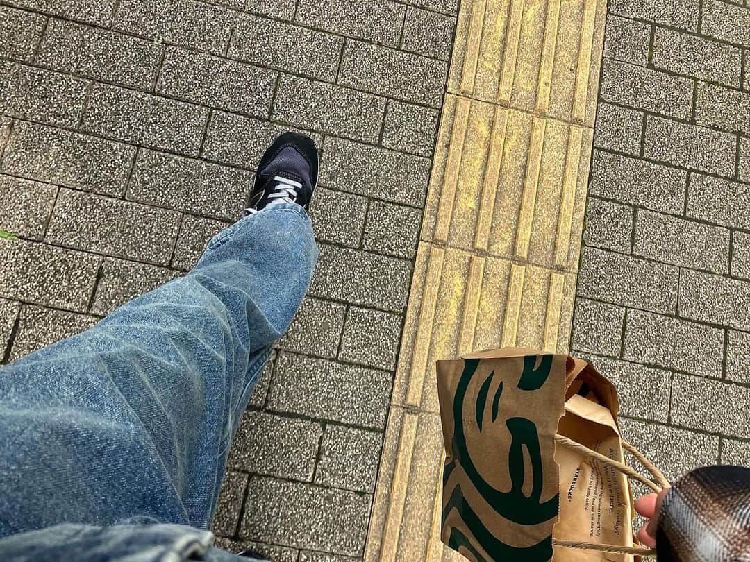 並木瑠璃のインスタグラム：「何でも一歩ずつ。  #newbalance#starbucks#freaksstore」