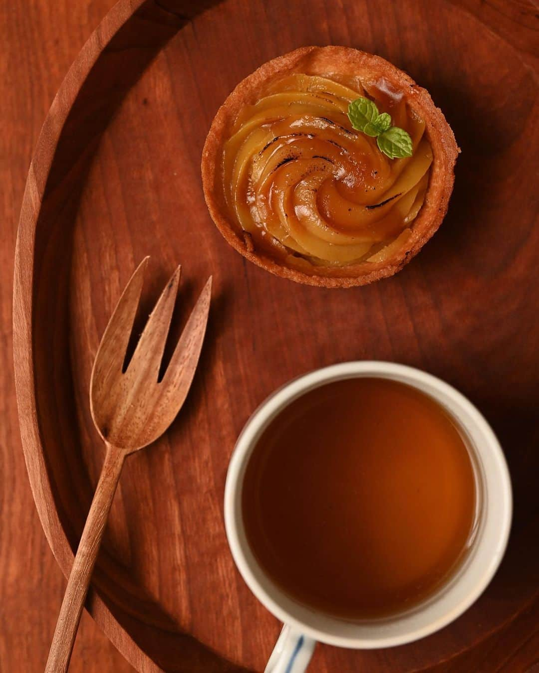 めがねとかもめと北欧暮らしのインスタグラム：「ハマっているファミマの新作スイーツ🍠 　 お芋に目がないママ友が おすすめしてくれたのが....  ファミリーマート 紅はるかのスイートポテトタルト😍  ねっとり濃厚でスイートポテト好きにはたまりませんよ😊  詳しい食レポはブログに書いてみたので ぜひ読んでもらえたら嬉しいです🙏  @mi1341  ←プロフィールのURLか ストーリーズからブログへ飛べます。  #めがねとかもめと北欧暮らし#コンビニスイーツ#コンビニスイーツ新商品#コンビニスイーツ部#コンビニスイーツ好きな人と繋がりたい#コンビニスイーツマニア#ファミリーマート#ファミリーマートスイーツ#ファミマ#ファミマスイーツ#ファミマスイーツ部#おうちカフェ#紅はるかのスイートポテトタルト ・ ・」