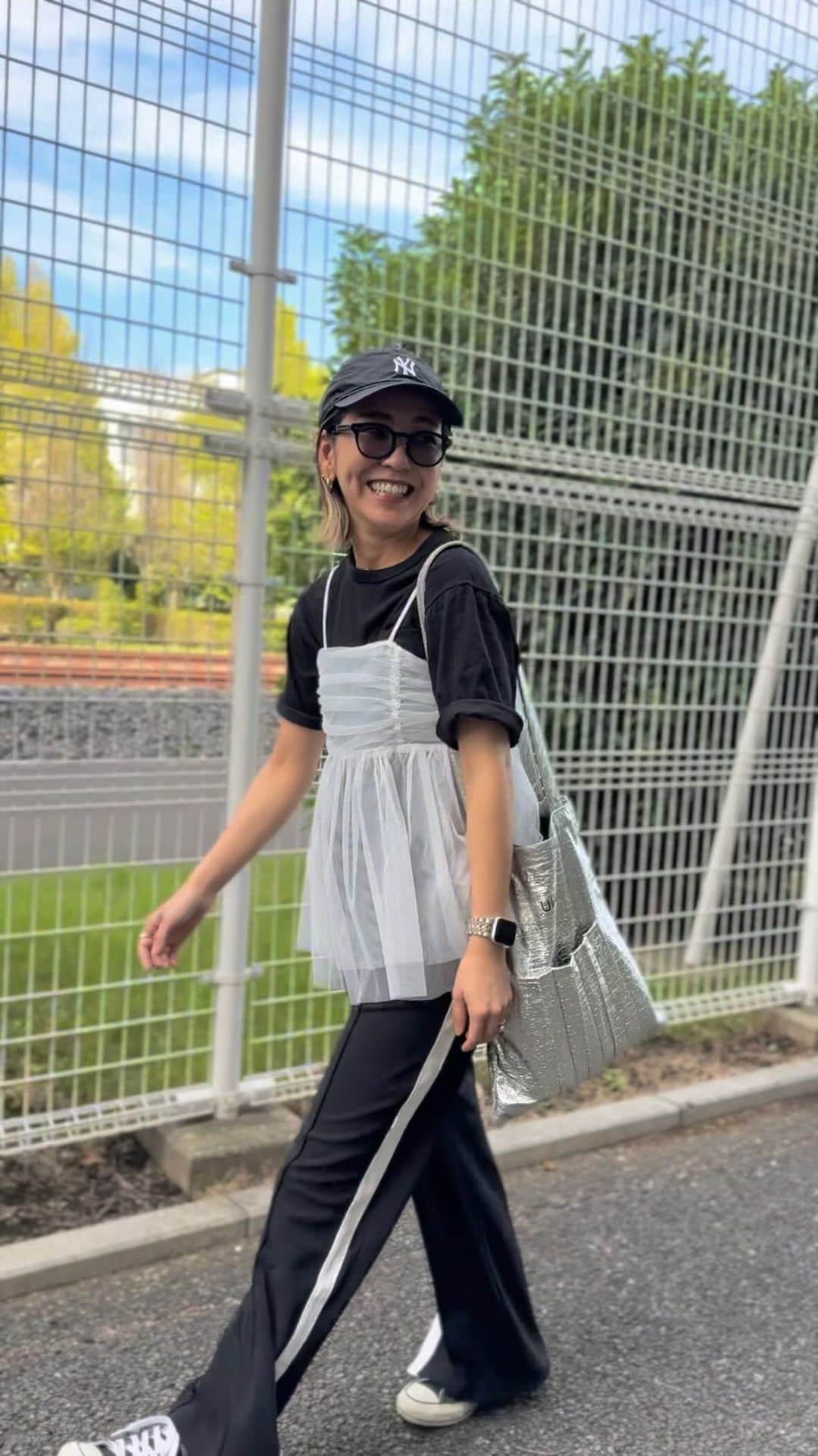 のインスタグラム：「2023/09/25  .  昨日の運動会コーデ🎌  tops #gu @gu_for_all_  camisole #jbg @select.shop.jbg  pants #しまむら @grshimamura  cap #newera @newerajapan  bag #un3d @un3d_official   チュールのキャミ可愛すぎるー😍 運動会コーデは シンプルカジュアルになりすぎるから チュールをプラスしてみました🤍  しまむらのラインパンツも 裾にスリット入ってて 履きやすくてお気に入り🥰  . .」