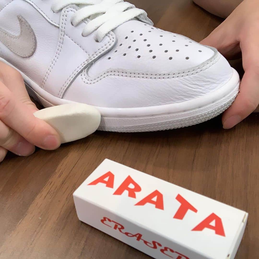 Sneaker At Randomのインスタグラム：「ARATA イレイサー  スニーカー用の消しゴム  スムースレザー以外にもスエードやヌバック、ソールなどにも使用できます。 1本持っておくと何かと便利です。  #sneakeratrandom#スニーカーアトランダム#junkyard#ジャンクヤード#sneaker#スニーカー#スニーカー修理#スニーカーカスタム#市川#本八幡#高円寺#心斎橋#angeluspaint#アンジェラスペイント#arata#アラタ」