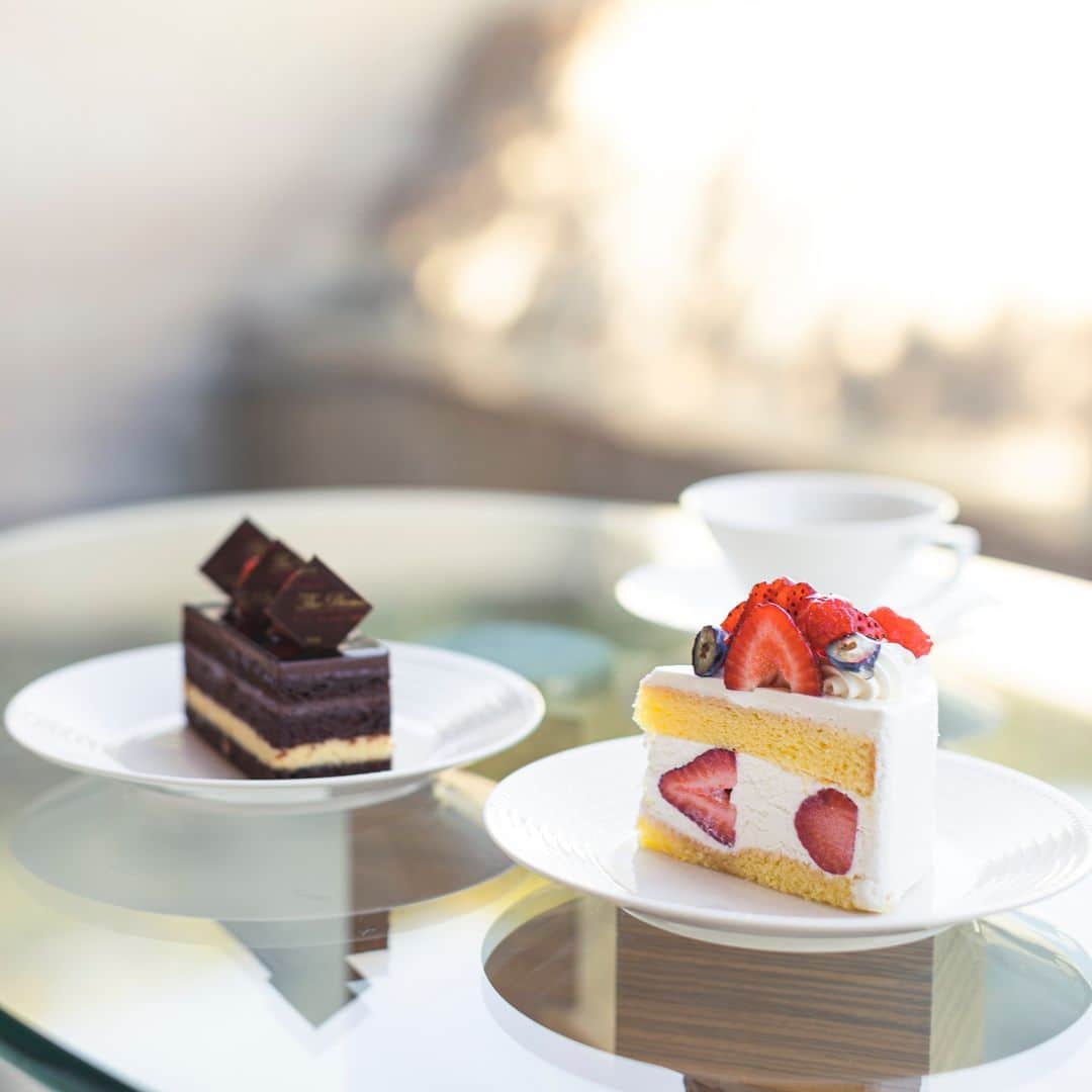 ザ・プリンス パークタワー東京のインスタグラム：「「ロビーラウンジ」で、ホテルスイーツを楽しむ優雅なティータイムはいかがでしょう。  Why not treat yourself to some truly delectable, homemade sweets at the hotel's elegant Lobby Lounge?  Share your own images with us by tagging @princeparktowertokyo —————————————————————  #theprinceparktowertokyo #tokyotower #lobbylounge #hotellounge #ThePreferredLife #ザプリンスパークタワー東京 #teatime #cake #スイーツ」