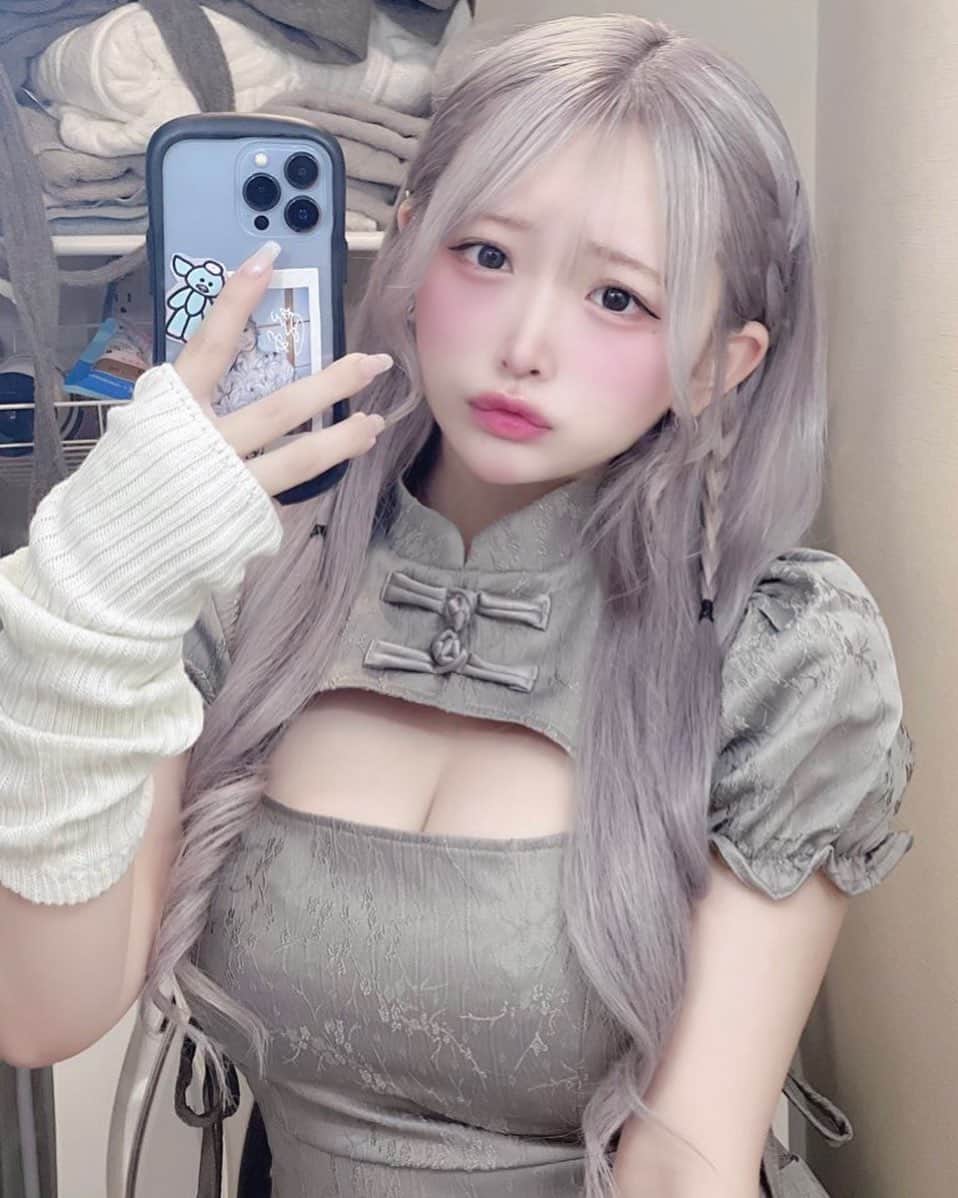 もいちゃんのインスタグラム：「. . チャイナ🐼 . #コスプレ #チャイナ服 #ハイトーン  #ハイトーンカラー  #ショートヘア  #ショートボブ  #韓国ヘア  #韓国ファッション #韓国メイク  #純欲メイク  #自撮り  #ピアス #舌ピ  #軟骨ピアス #ヘリックス #アンテナヘリックス #インナーコンク #トラガス #拡張ピアス」