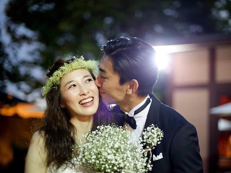 加藤千暁さんのインスタグラム写真 - (加藤千暁Instagram)「今日は結婚記念日🕊️ さくらが撮ってくれたお気に入りの写真☺️🤳 と、7年前？の結婚式の写真☺️ さくらにパパの隣の人誰？と言われましたー笑 これからも変わらずに、仲良しで！ #結婚記念日#weddinganniversary」9月25日 19時13分 - chiaki525
